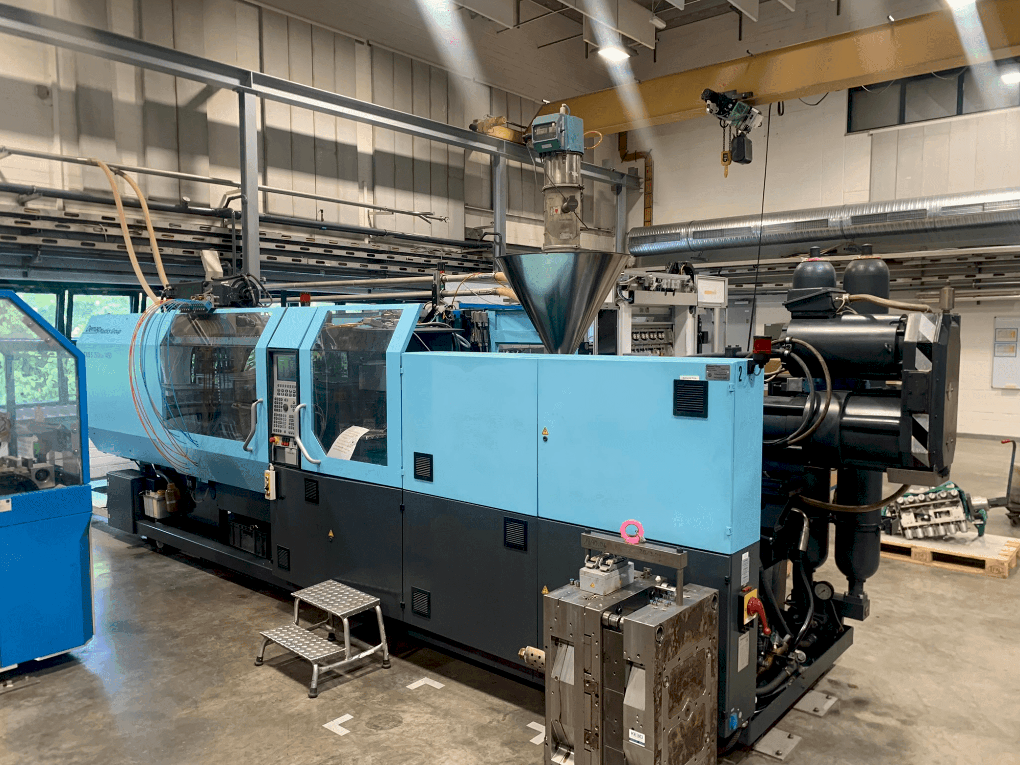 A DEMAG EL-Exis S 250/630-1450 gép elölnézete