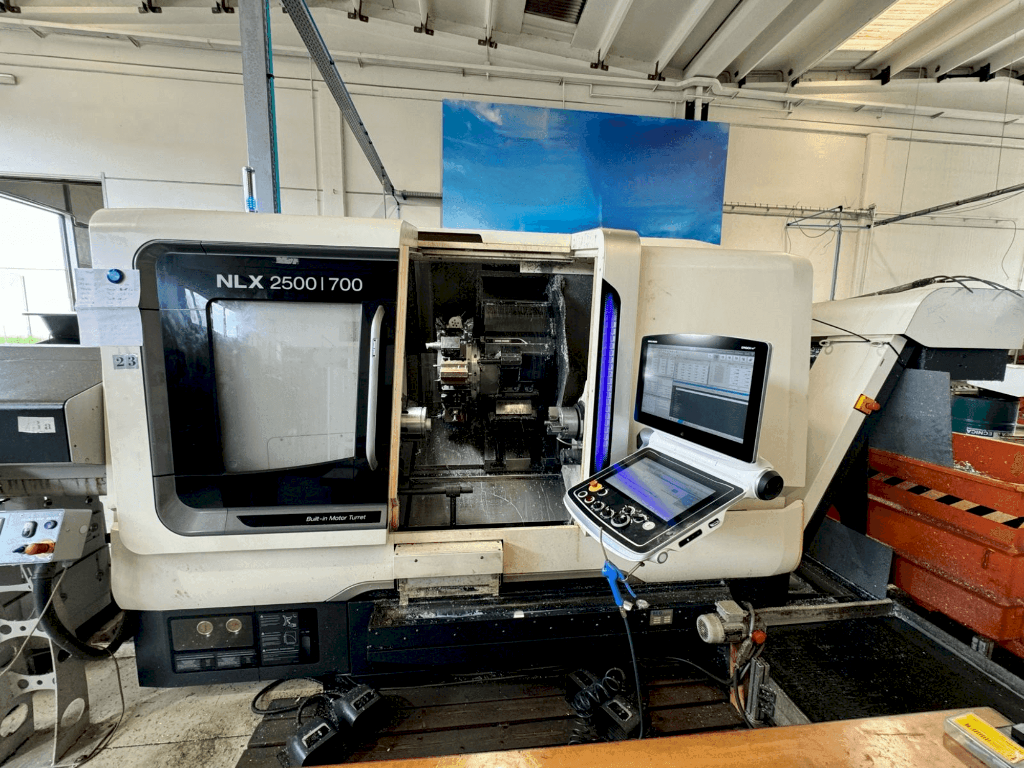 A DMG MORI NLX2500SY/700 gép elölnézete