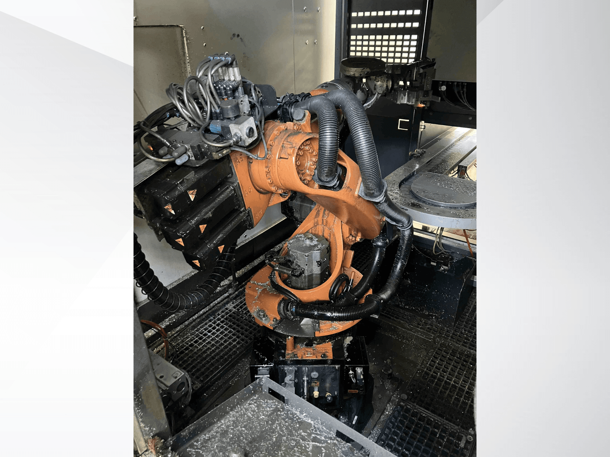 KUKA KR 16 robotkar felülnézetből, a mechanikus alkatrészek és a kábelezés bemutatása műhelykörnyezetben.