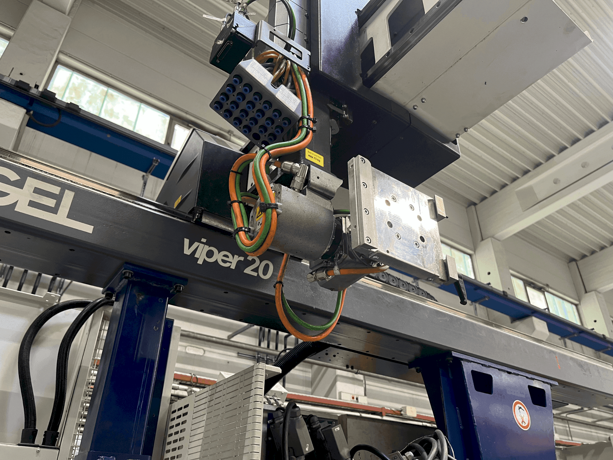 A Engel Viper 20 gép elölnézete