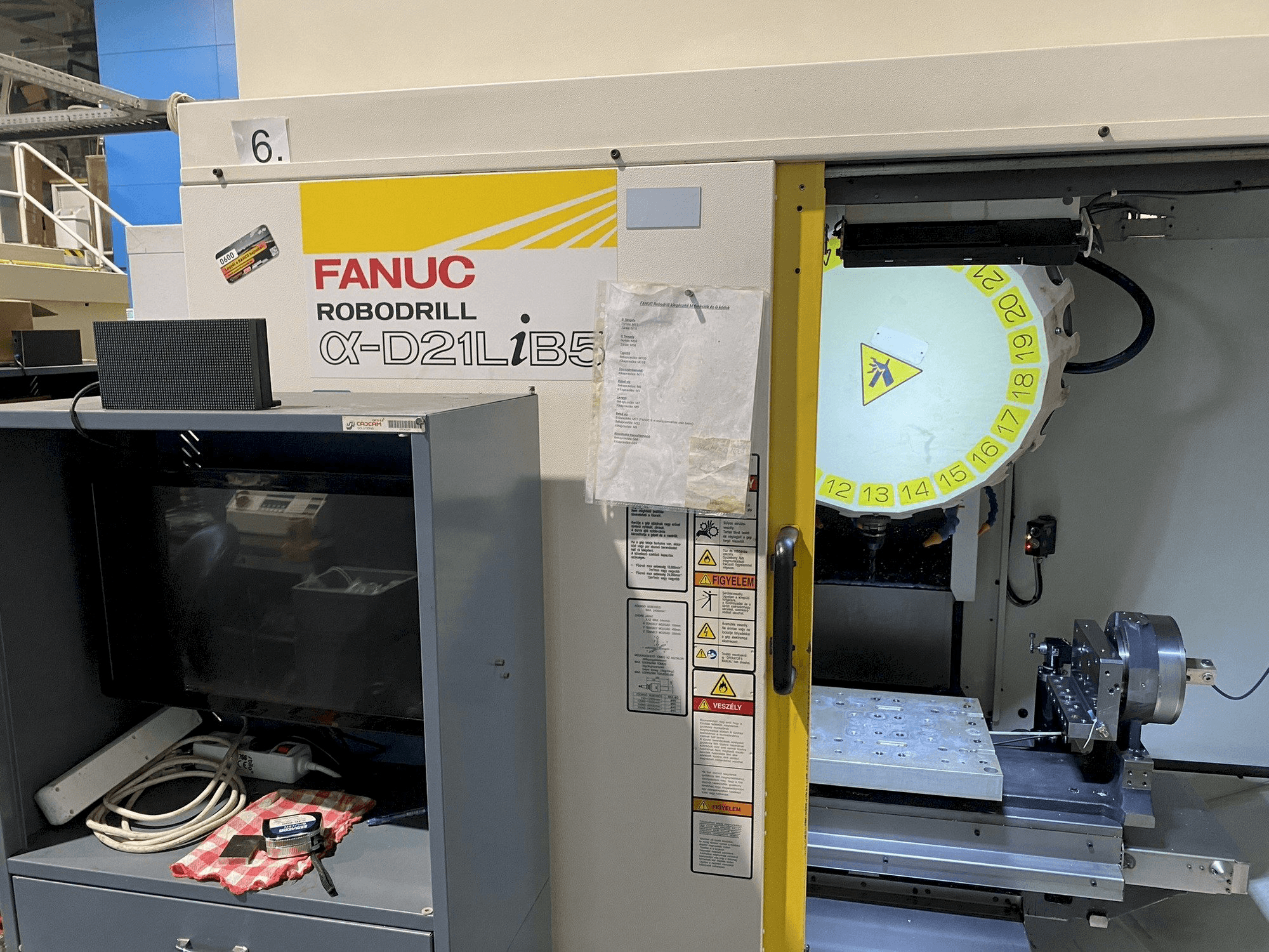 A FANUC Robodrill Alpha D21LiA5 gép elölnézete