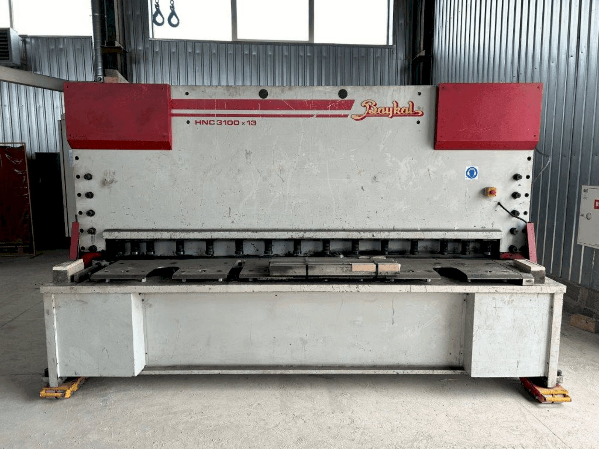 A Baykal HNC 3100x13 gép elölnézete