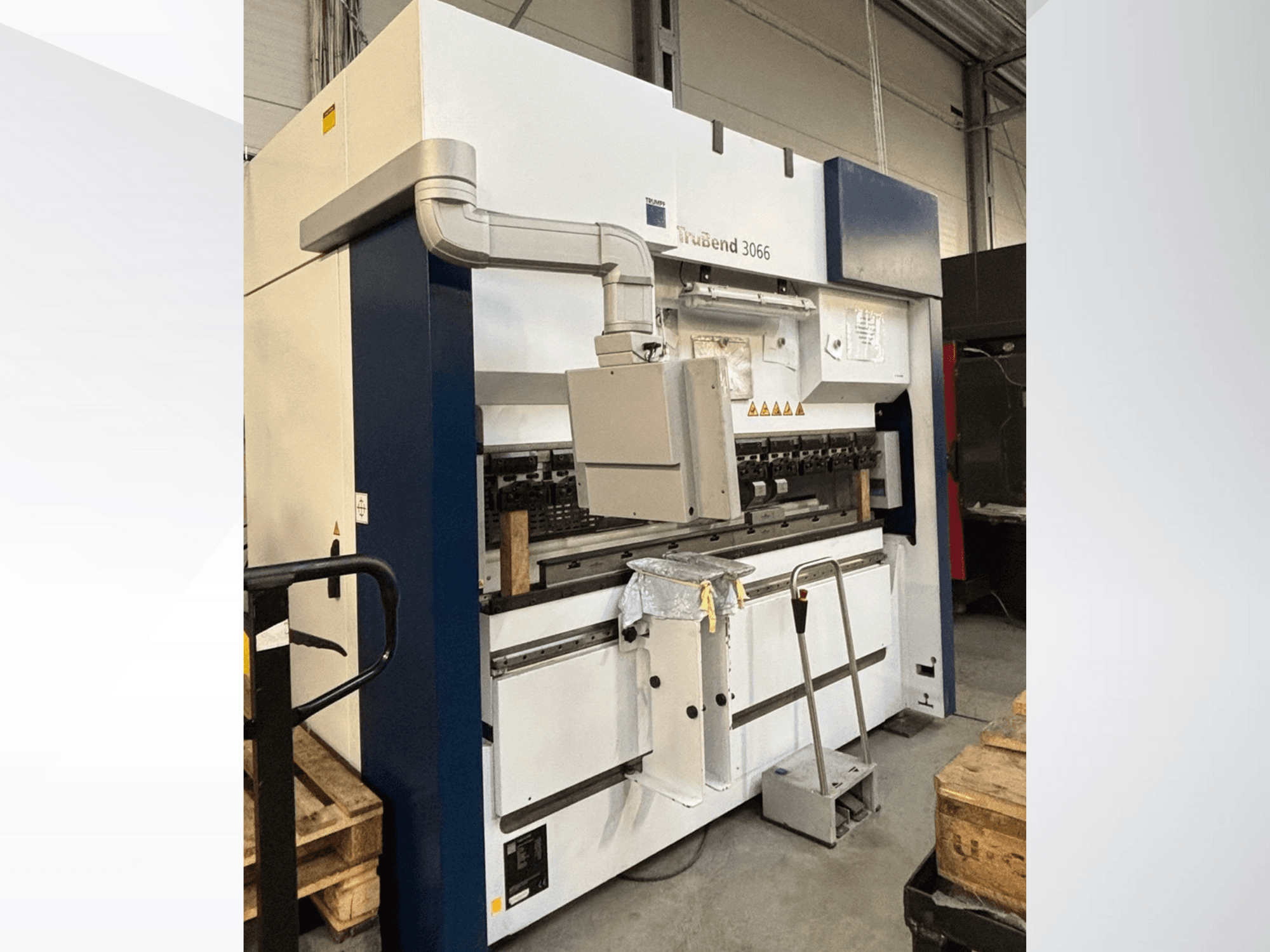 Trubend 3066 hajlítógép, előlnézet, a kezelőszervek, a fémkeret és a biztonsági berendezések műhelyben.