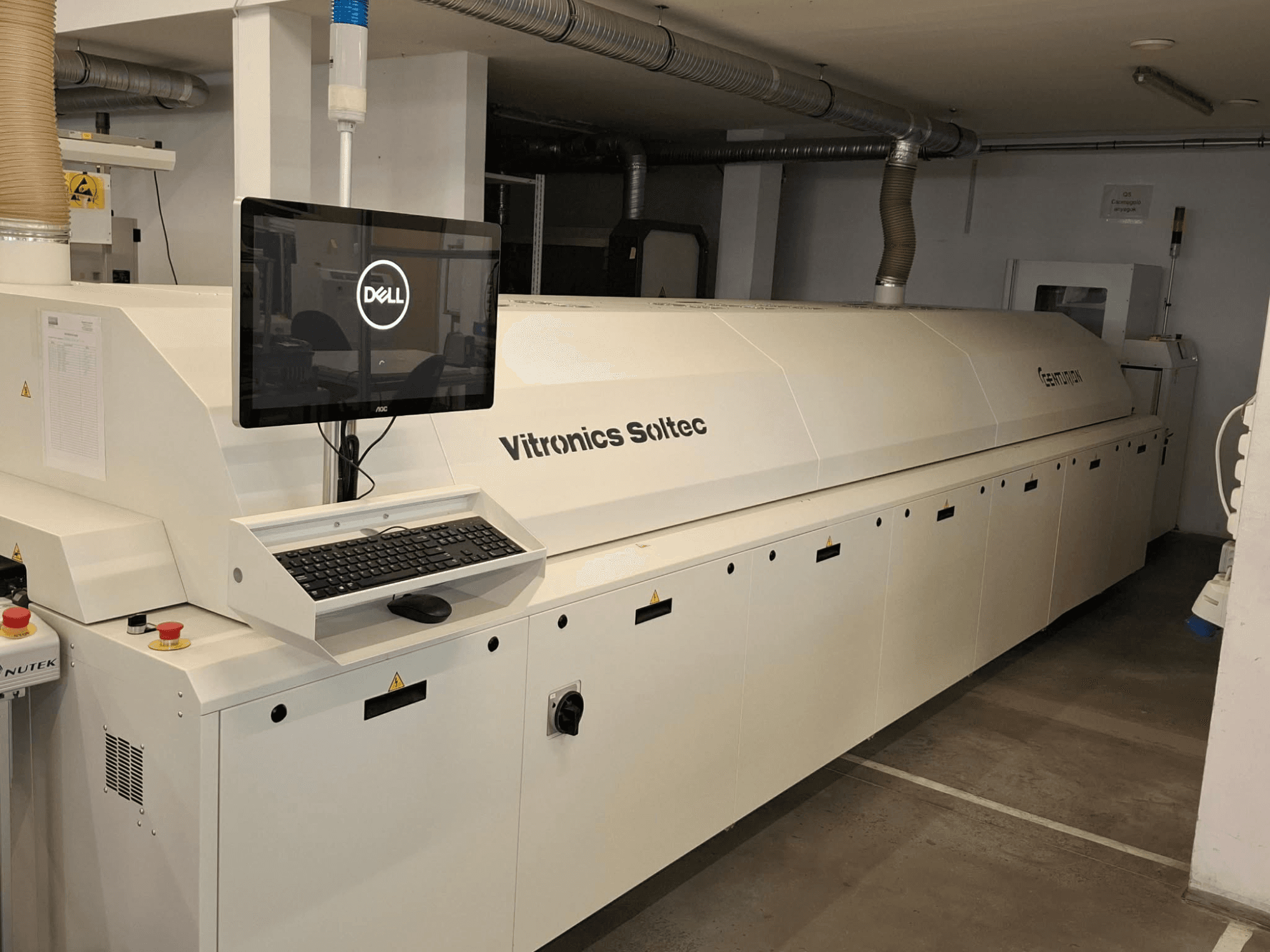 A CENTURION CT930 automatizálási berendezés elülső nézete, amely egy Dell-monitort tartalmaz billentyűzettel és vezérlőgombokkal.