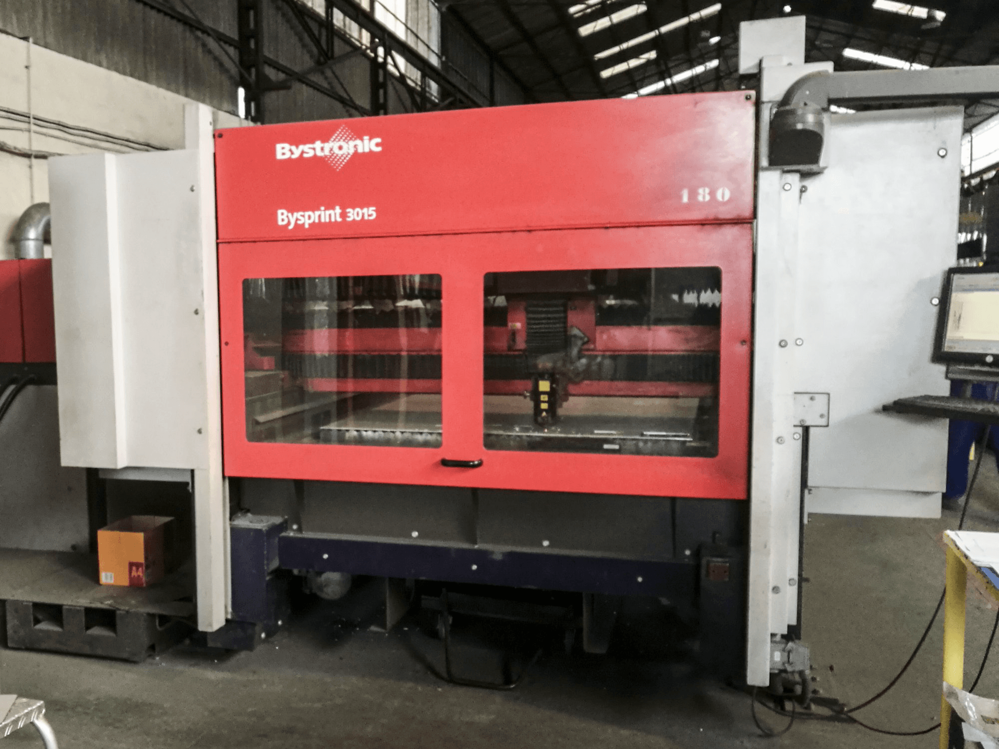 A Bystronic BySprint 3015 gép elölnézete