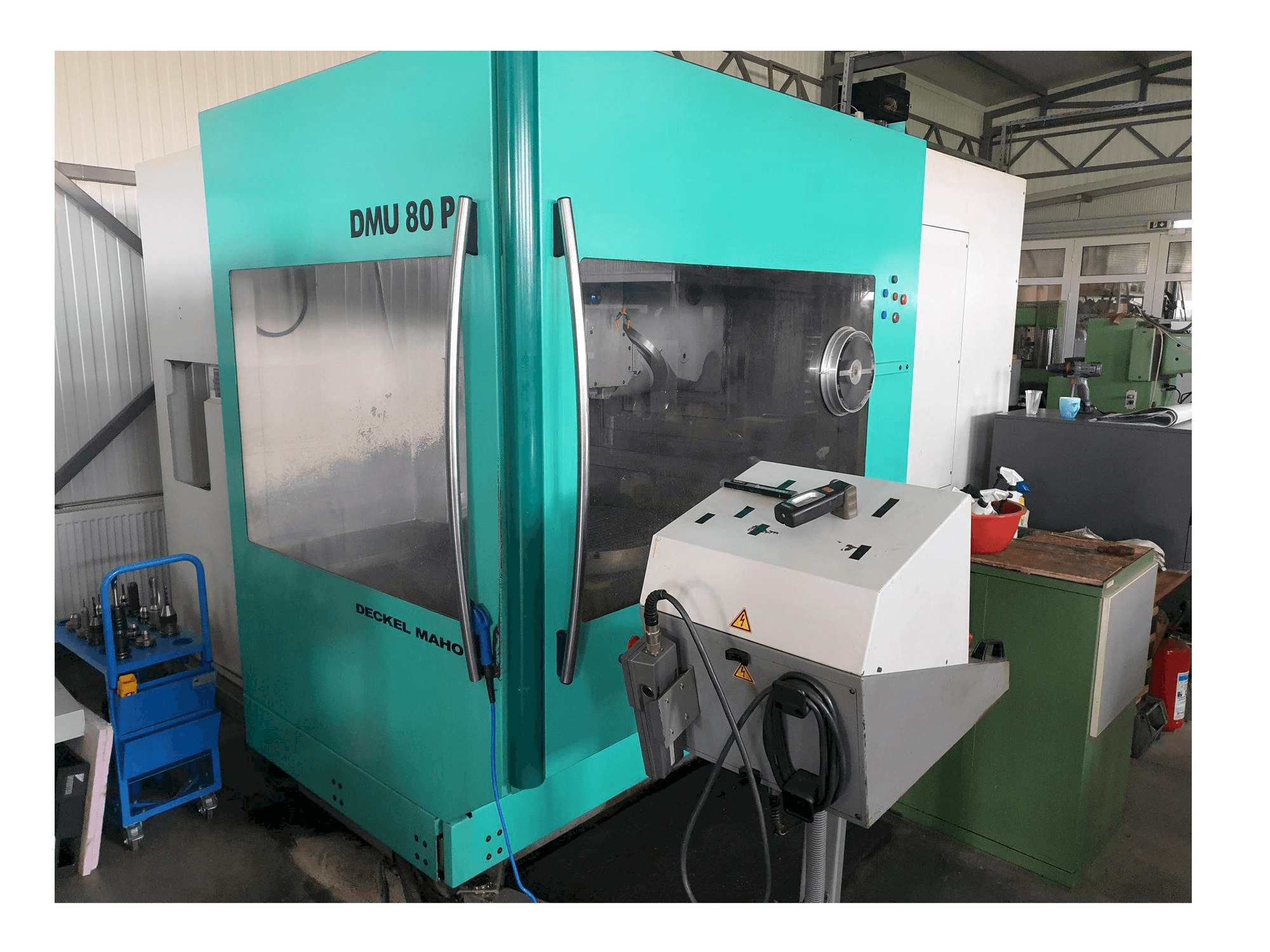 A DECKEL MAHO DMU 80 P gép elölnézete