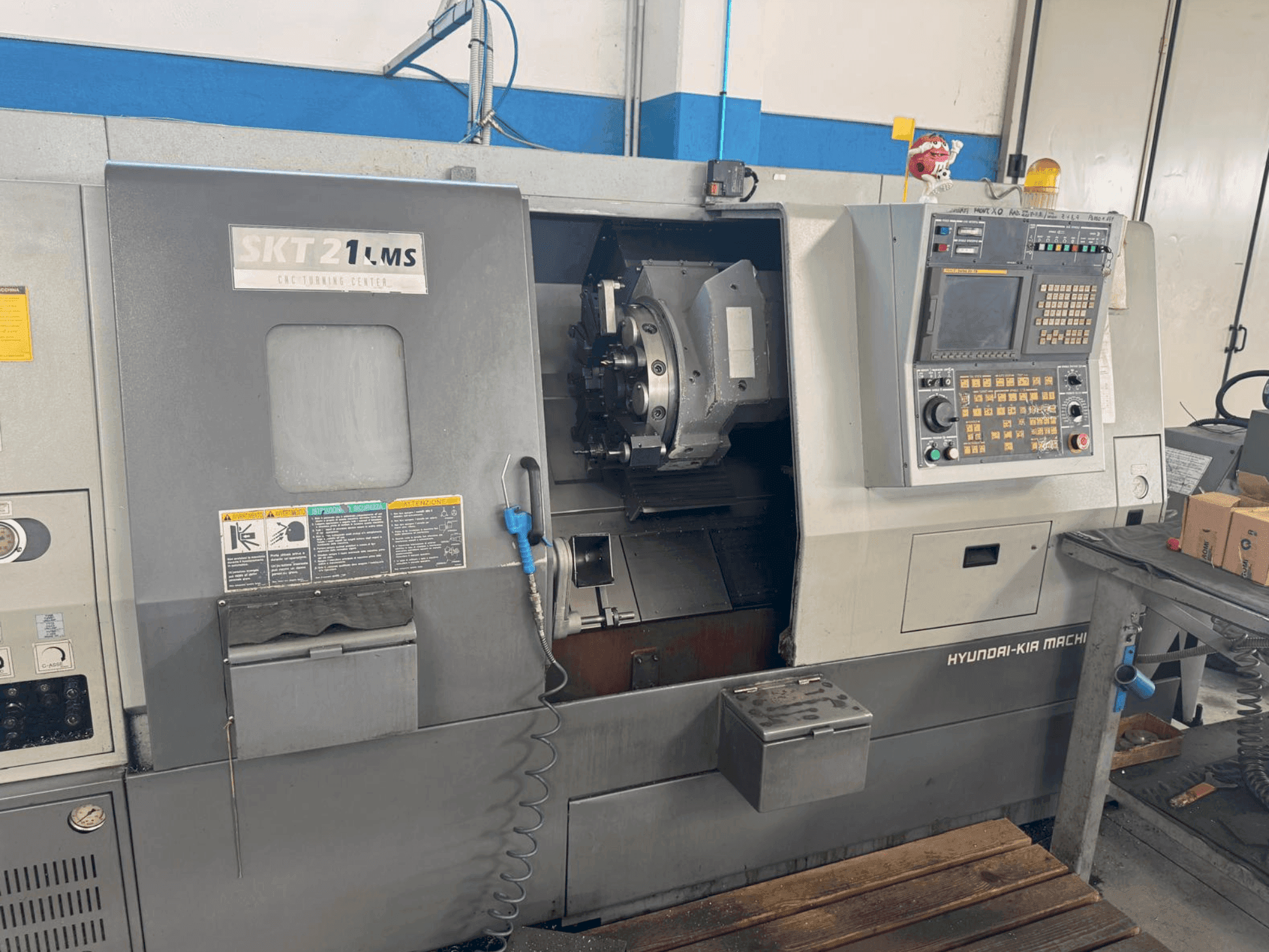 A HYUNDAI KIA SKT 21 LMS gép elölnézete