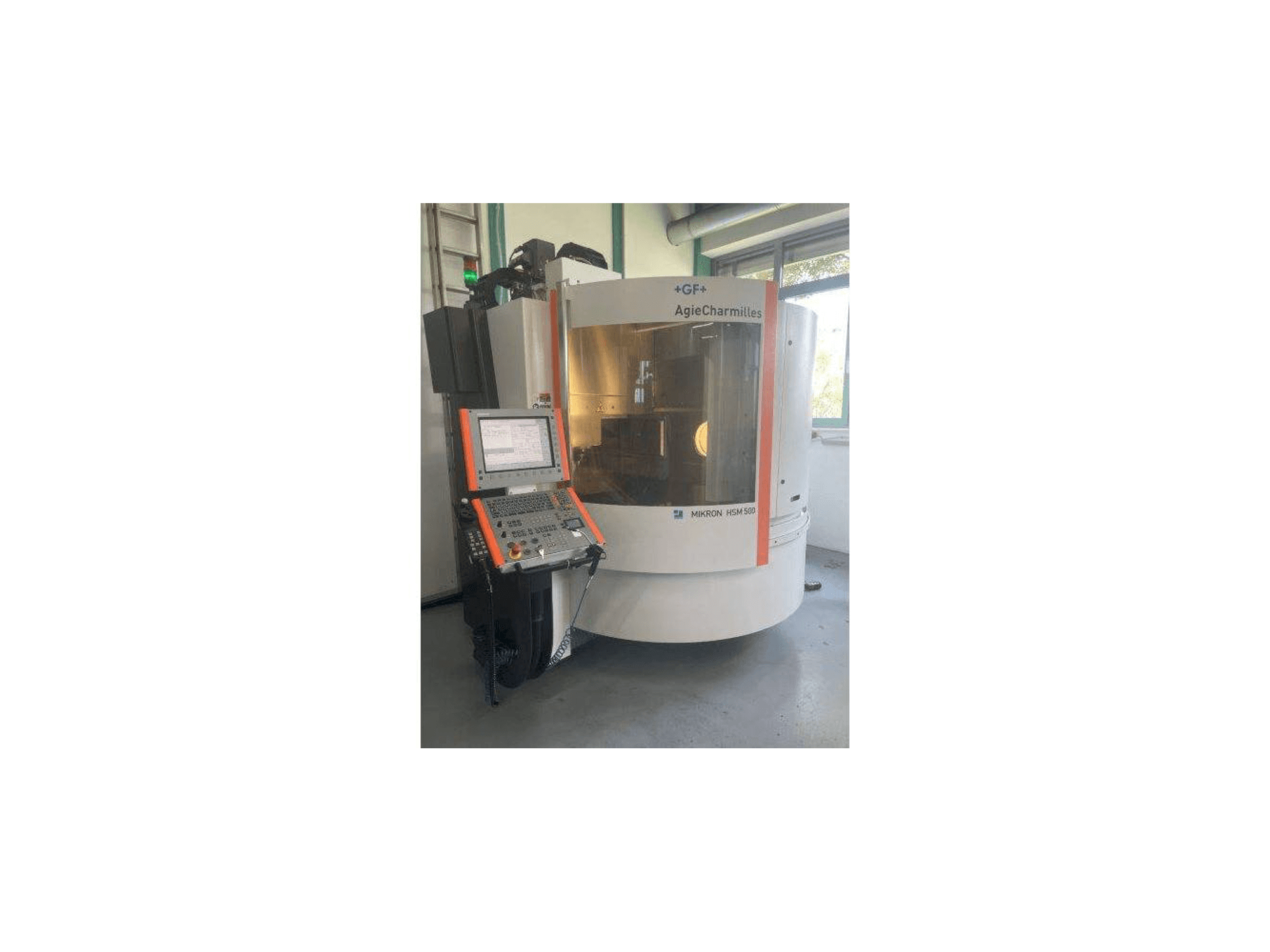 A MIKRON HSM 500 gép elölnézete