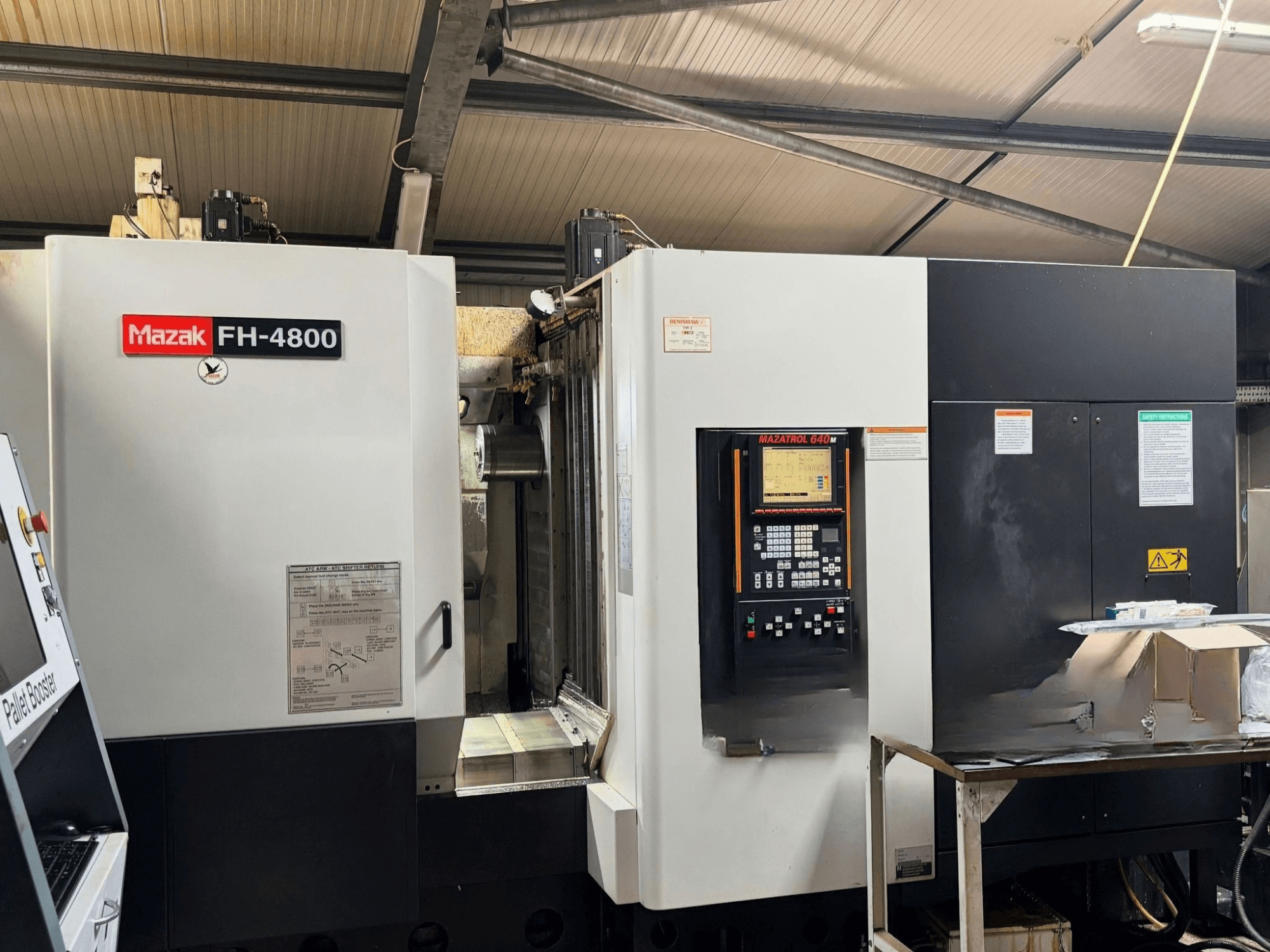 Mazak FH-4800 vízszintes megmunkáló központ, elölnézet, amelyen látható a vezérlőpanel és a gép részletei.