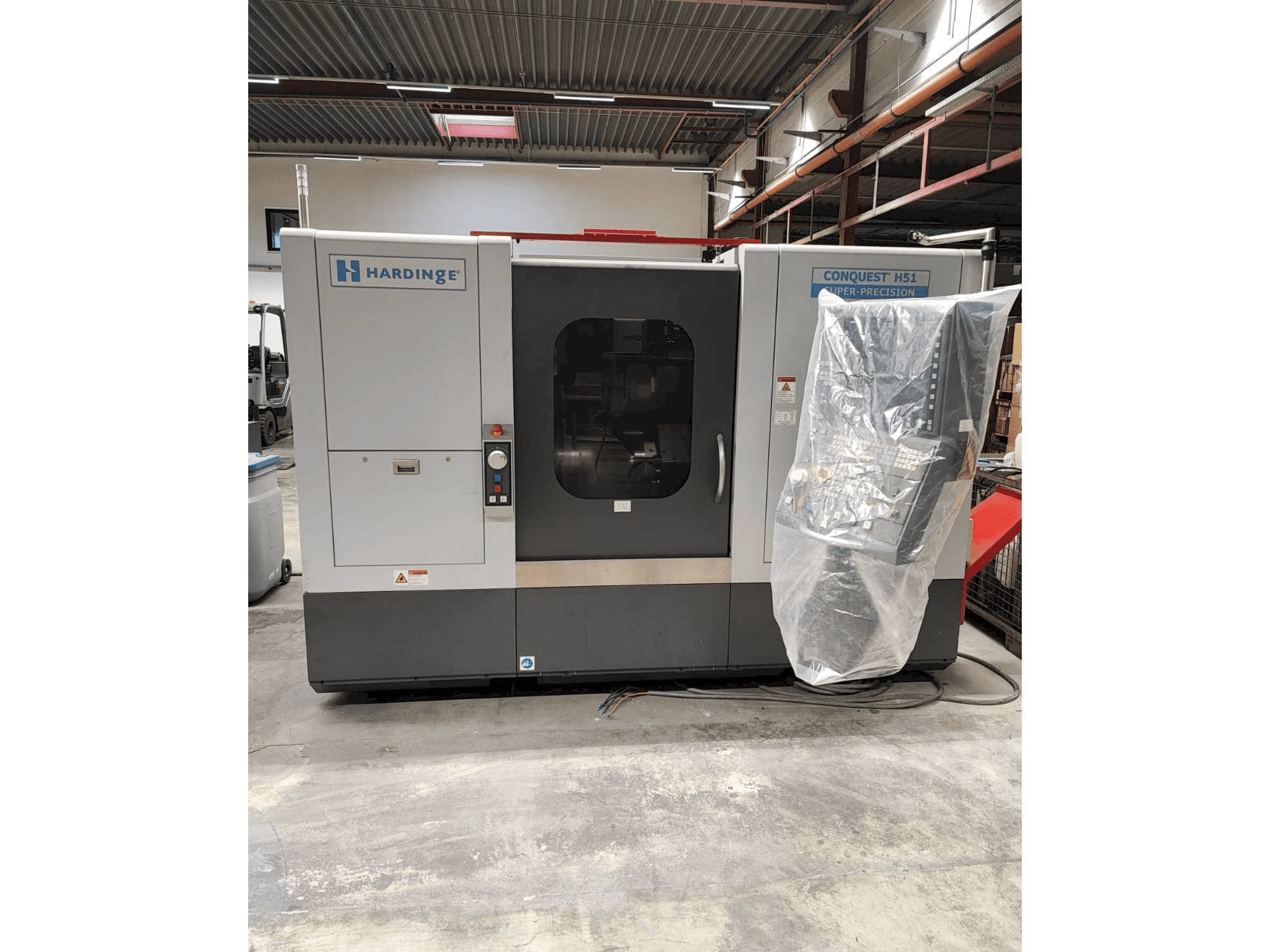 A HARDINGE CONQUEST H51 gép elölnézete