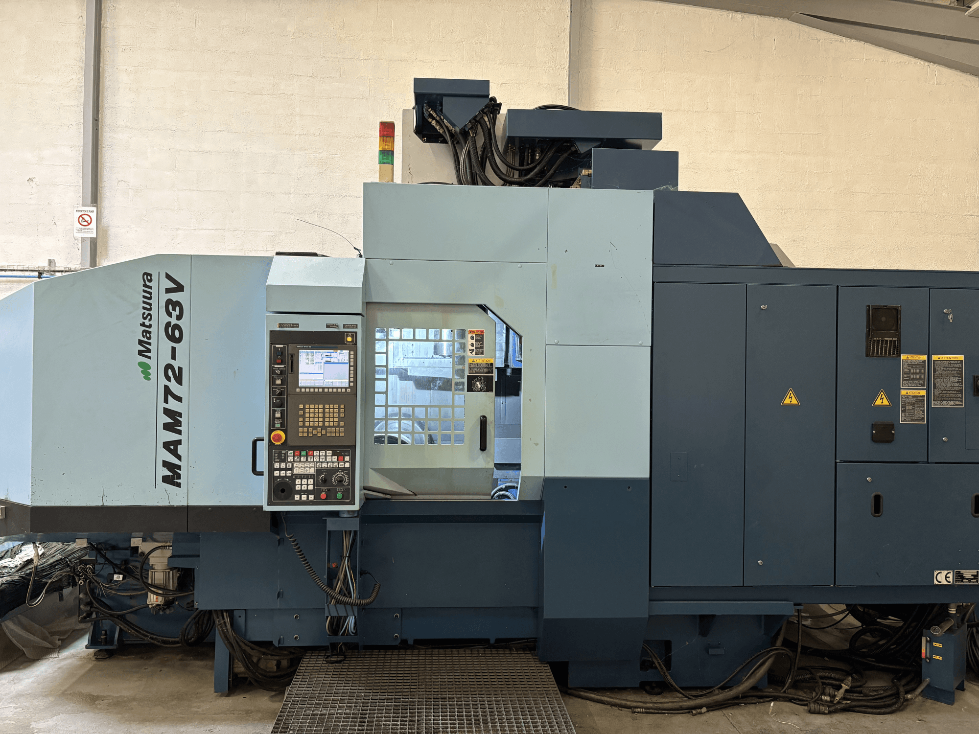Matsuura MAM 72-63 V függőleges megmunkálóközpont, elölnézetben a vezérlőpanel és a biztonsági berendezések.