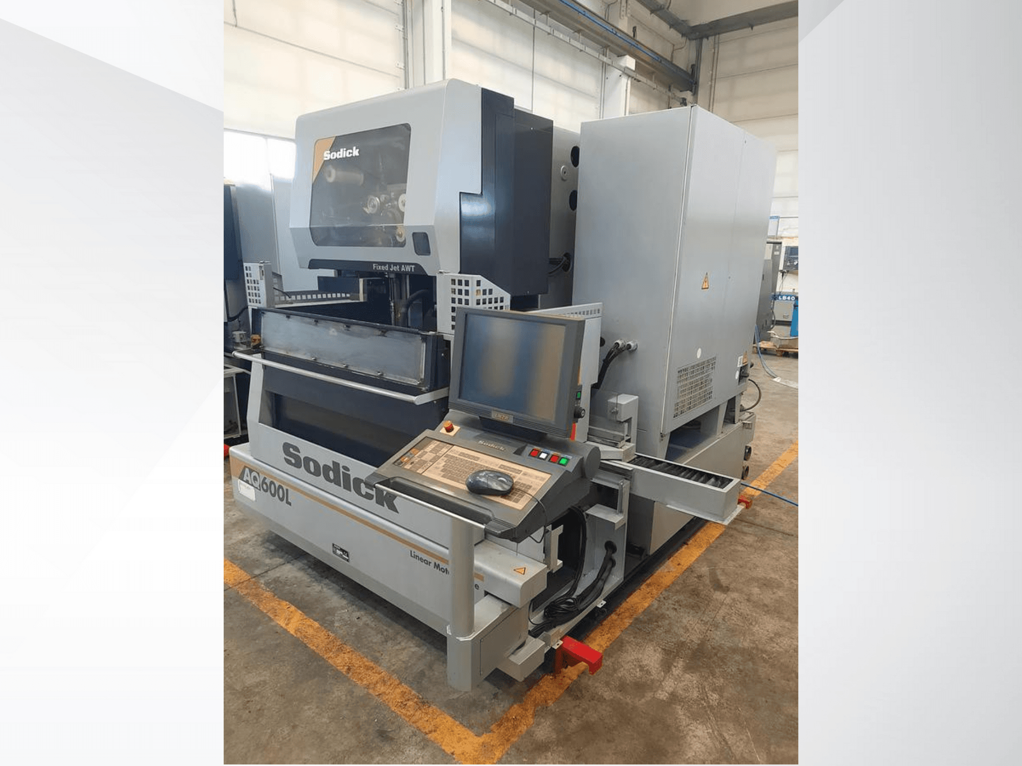 Sodick AC600L lineáris gép oldalnézetben, a vezérlőpanel, a rögzített sugár és az ipari formatervezési jellemzők bemutatásával.