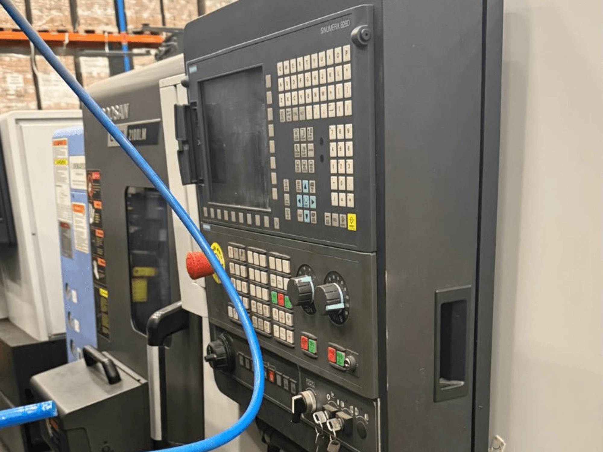 Egy megmunkáló szerszám vezérlőpanelje, előlnézetben, gombokkal, gombokkal és digitális kijelzővel a pontos működéshez.