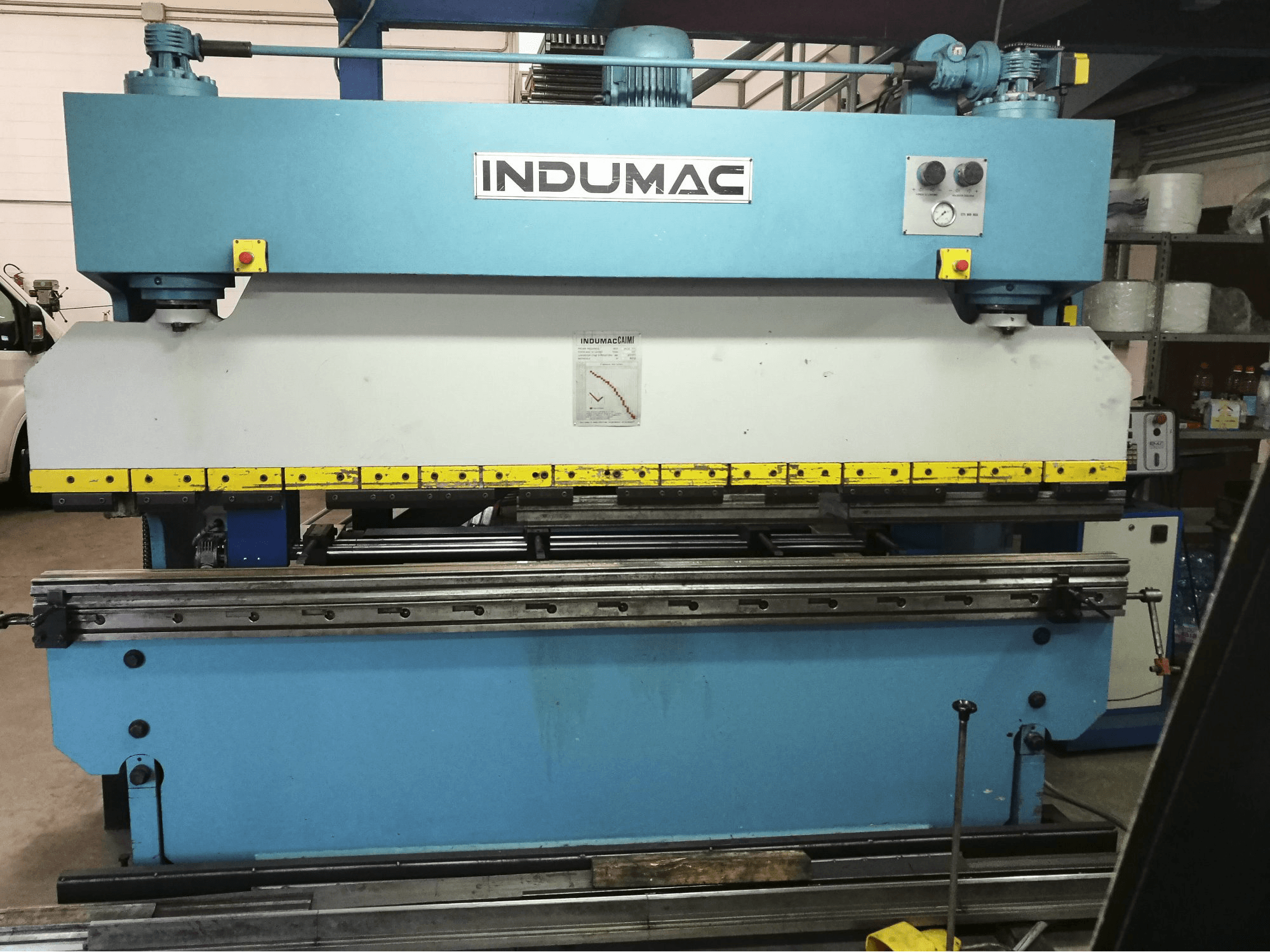 A INDUMAC CAIMI POB80 gép elölnézete