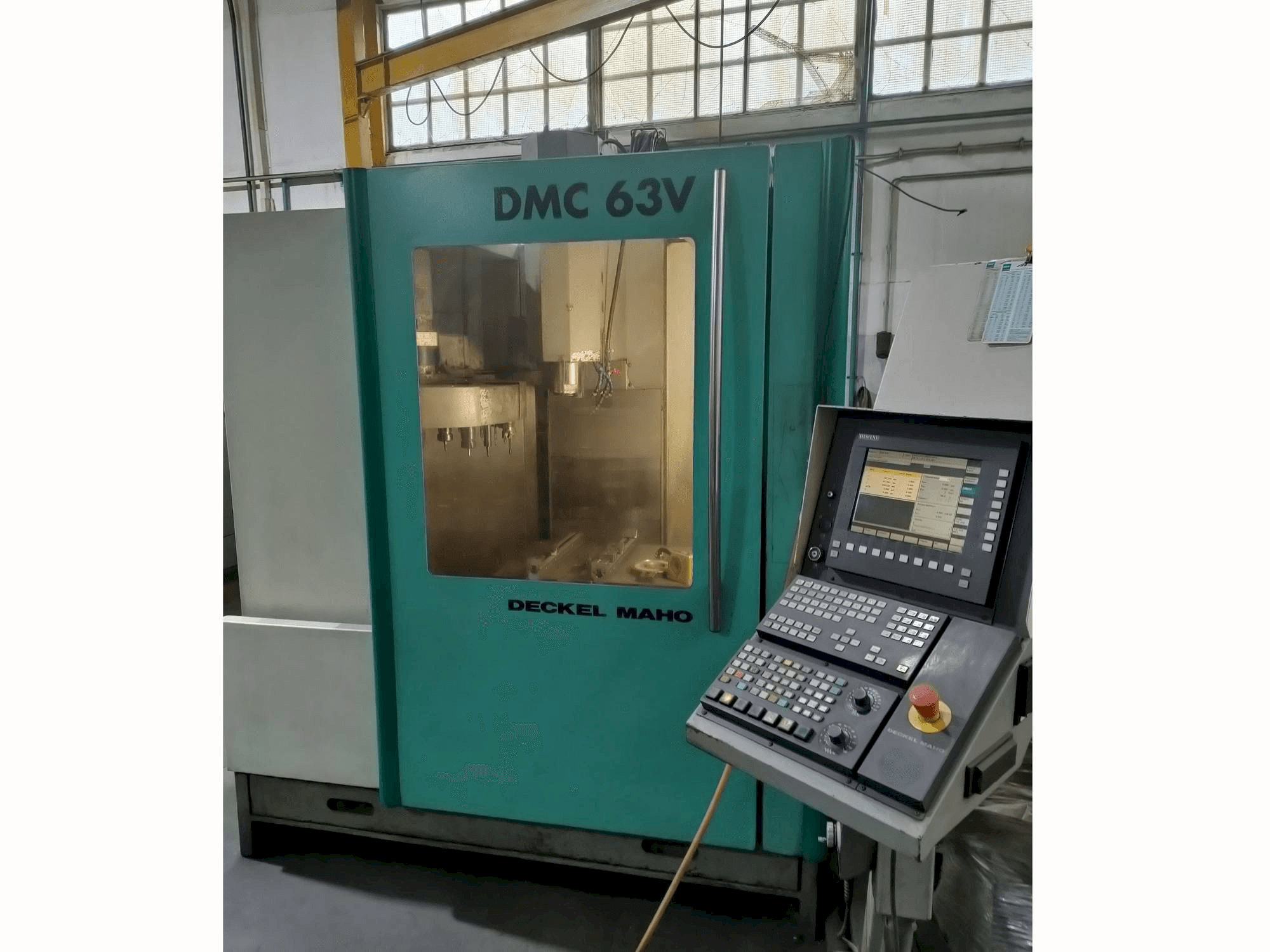 A DECKEL MAHO DMC 63V gép elölnézete