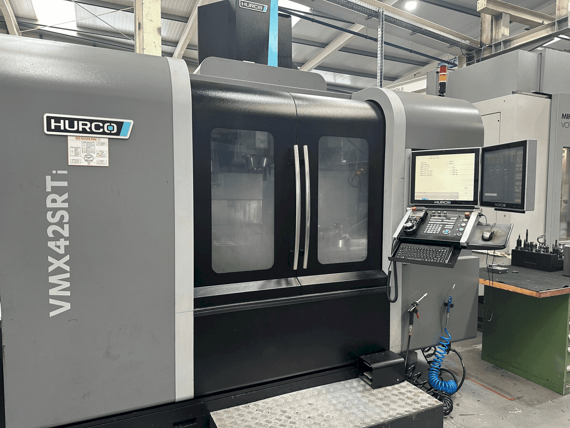 A Hurco VMX 42 SRTi gép elölnézete