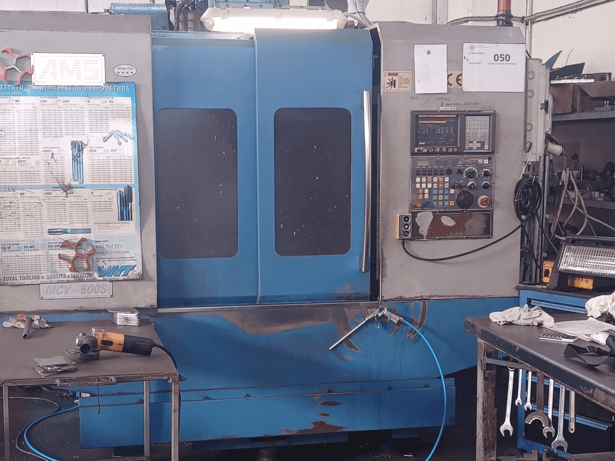 A MORI SEIKI MCV 500 gép elölnézete