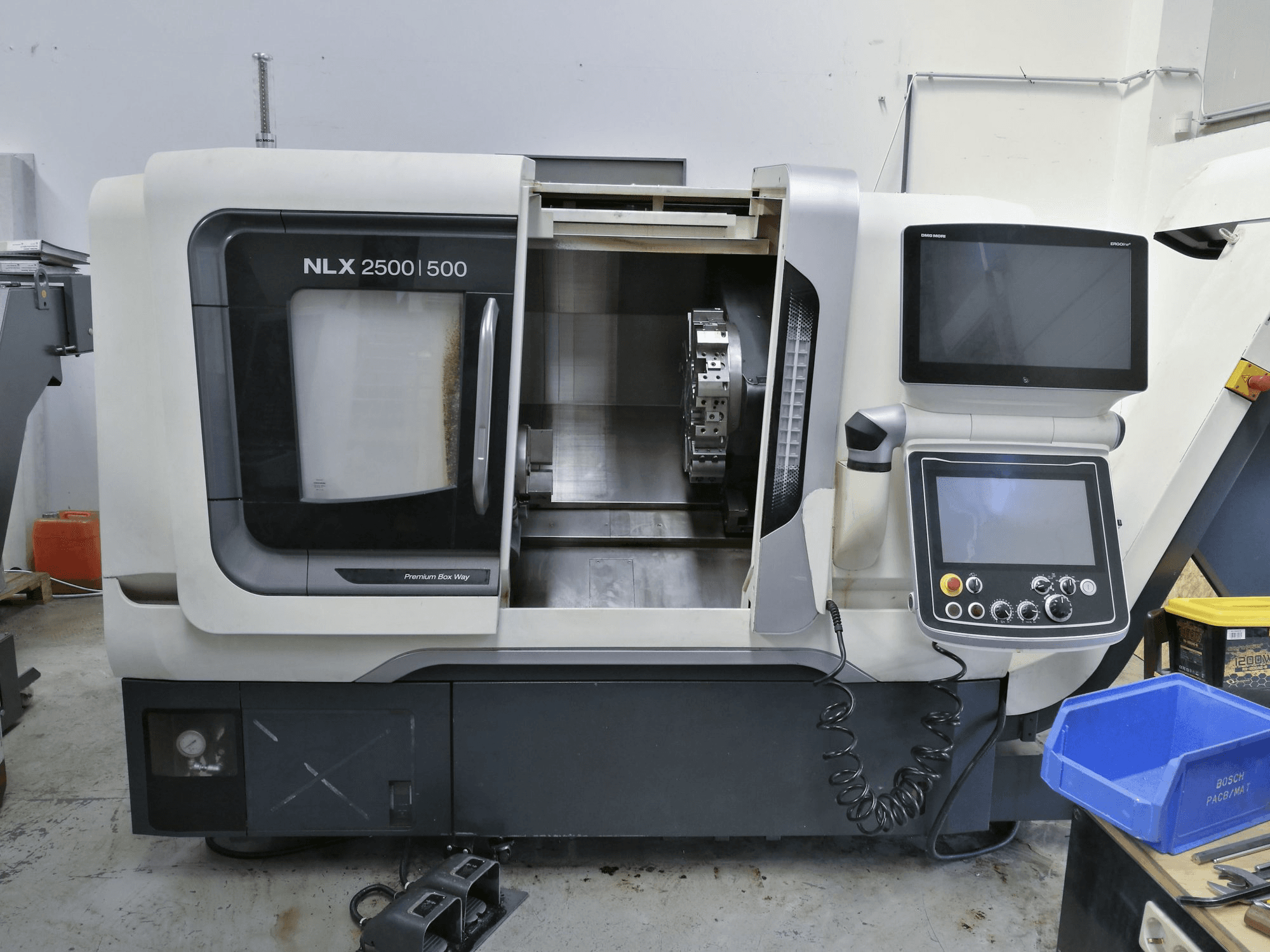 A DMG MORI NLX 2500/500 gép elölnézete