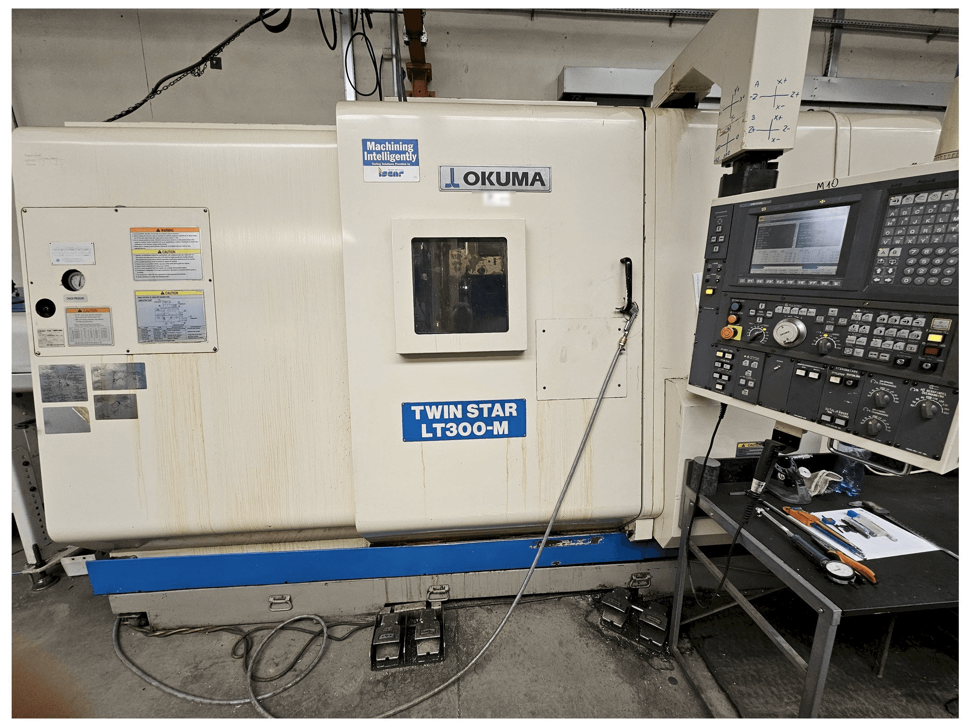 A Okuma LT300-M gép elölnézete