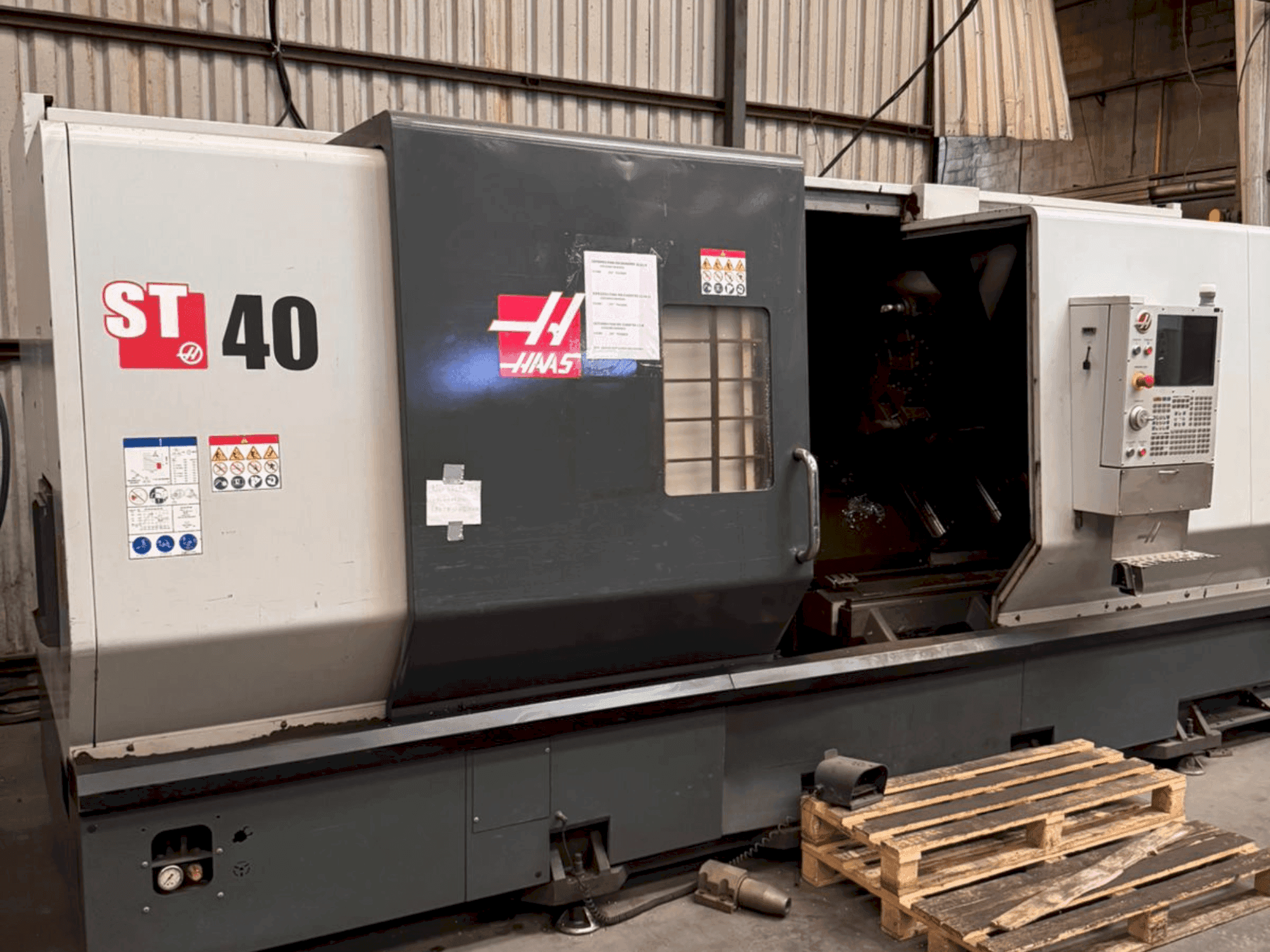 A HAAS ST-40 gép elölnézete