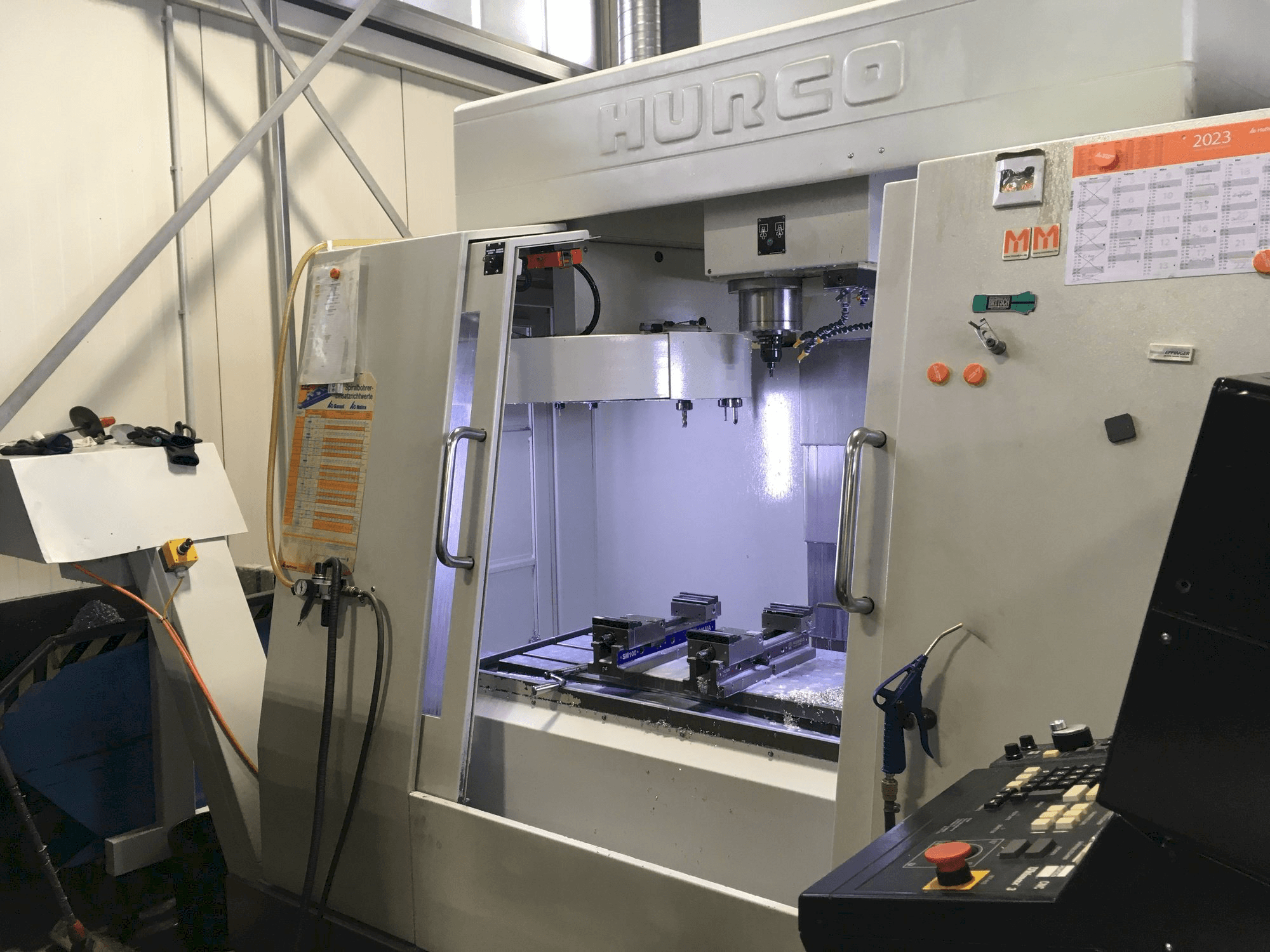 A Hurco BAC 30 HTM gép elölnézete