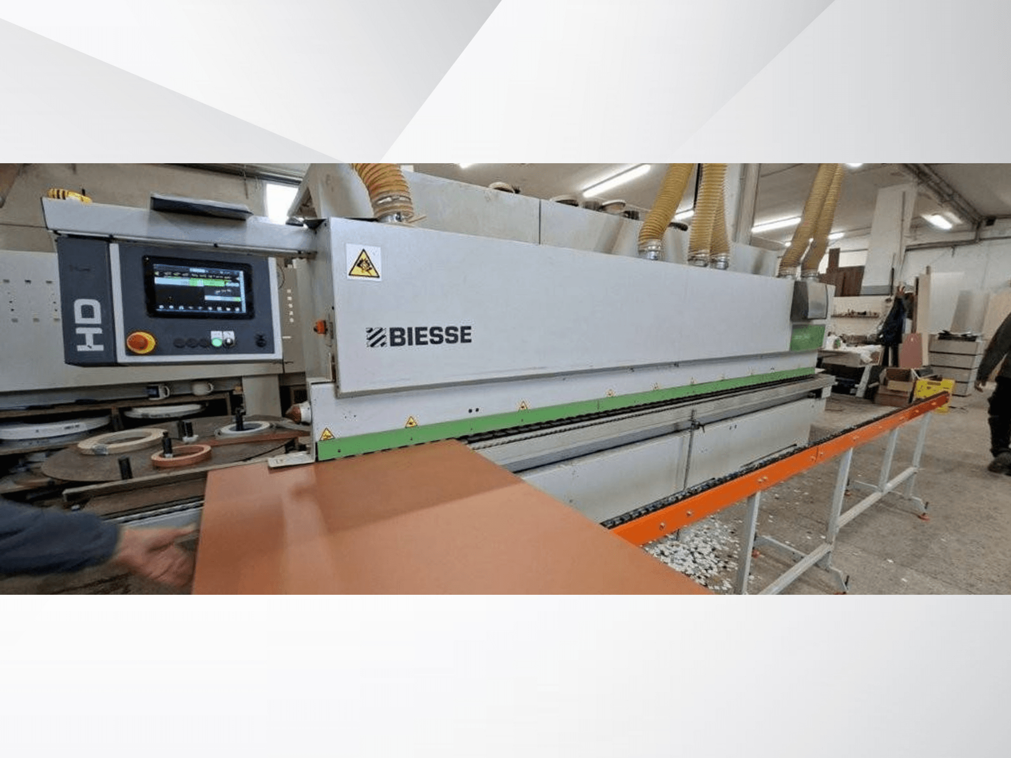 BIESSE JADE 340 élragasztó gép egy műhelyben, elölnézetből, digitális vezérlőpanellel és narancssárga adagolóasztallal.