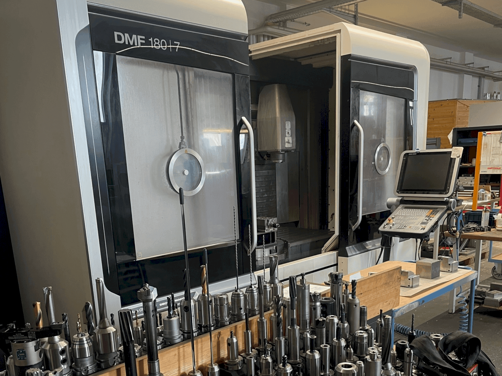 A DMG MORI DMF 180/7 gép elölnézete