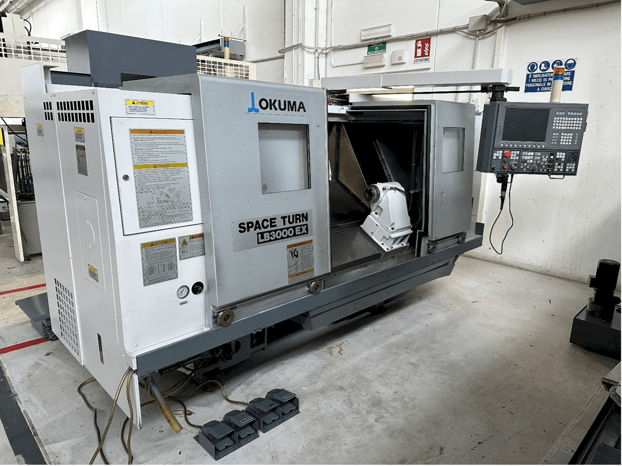 A Okuma LB 3000 EX gép elölnézete