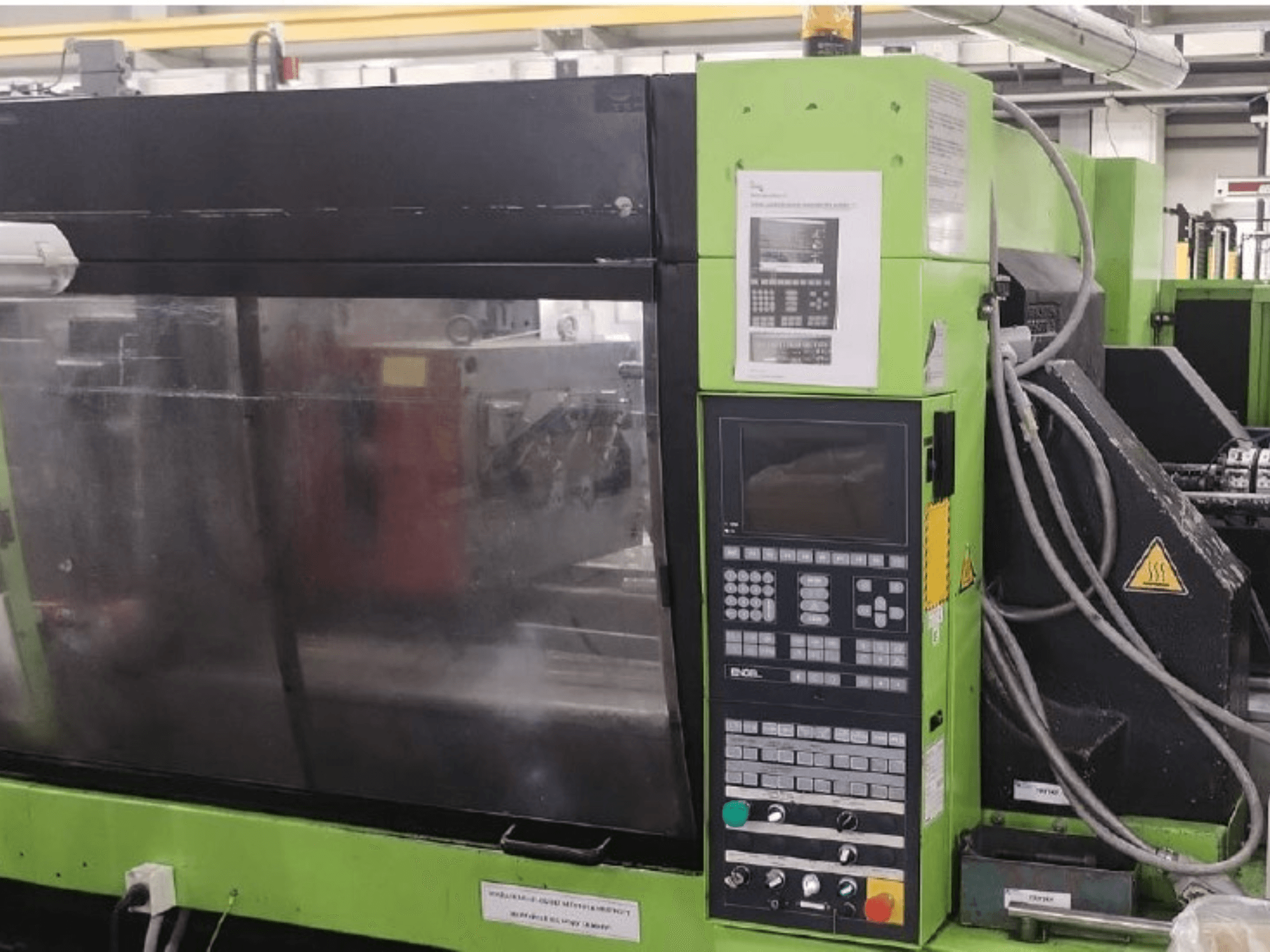 Engel ES 1050/275 HL-V hidraulikus fröccsöntőgép, oldalnézet a vezérlőpanellel és a működési részletekkel.