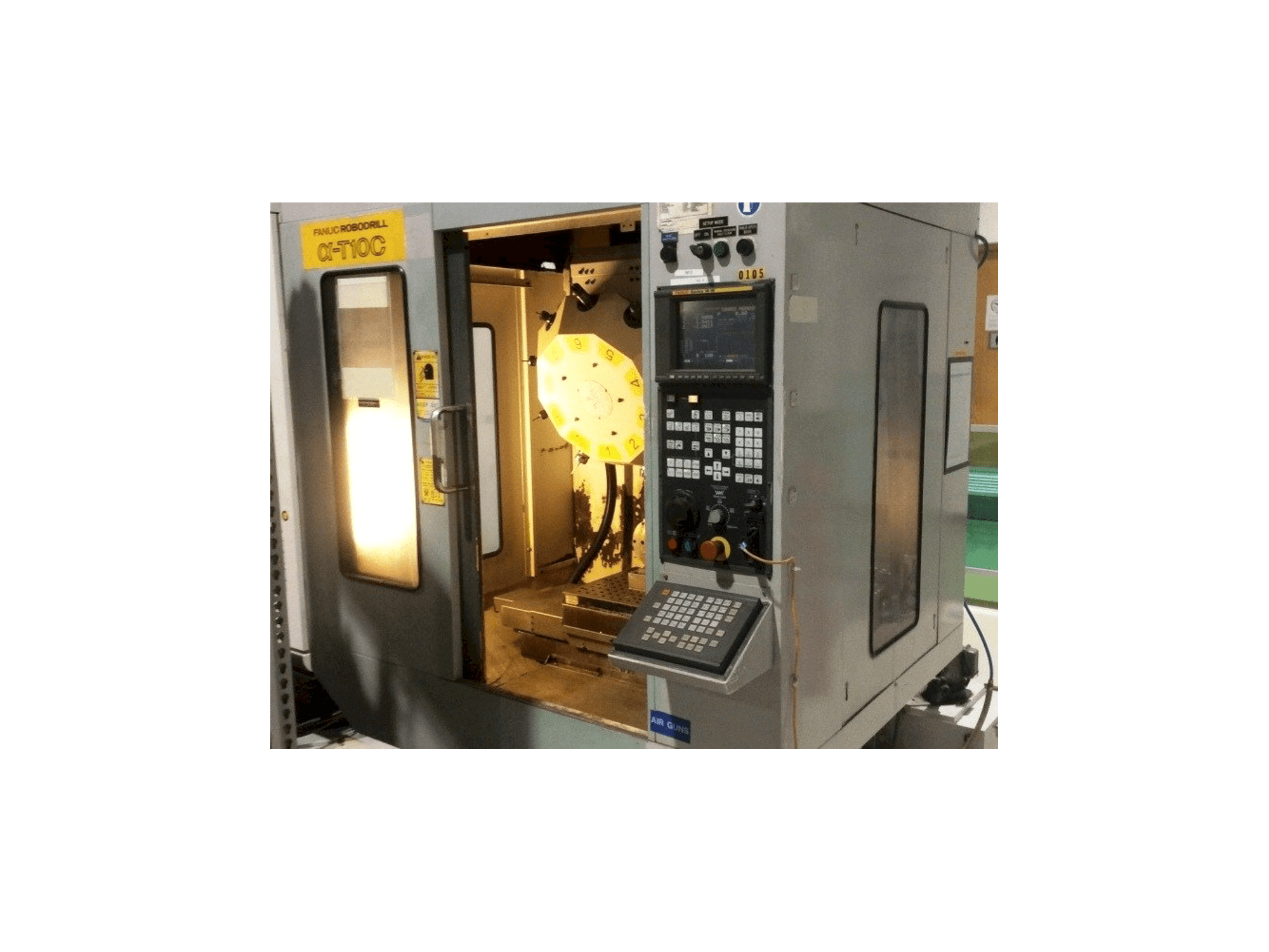 A FANUC RoboDrill Q-T10C gép elölnézete