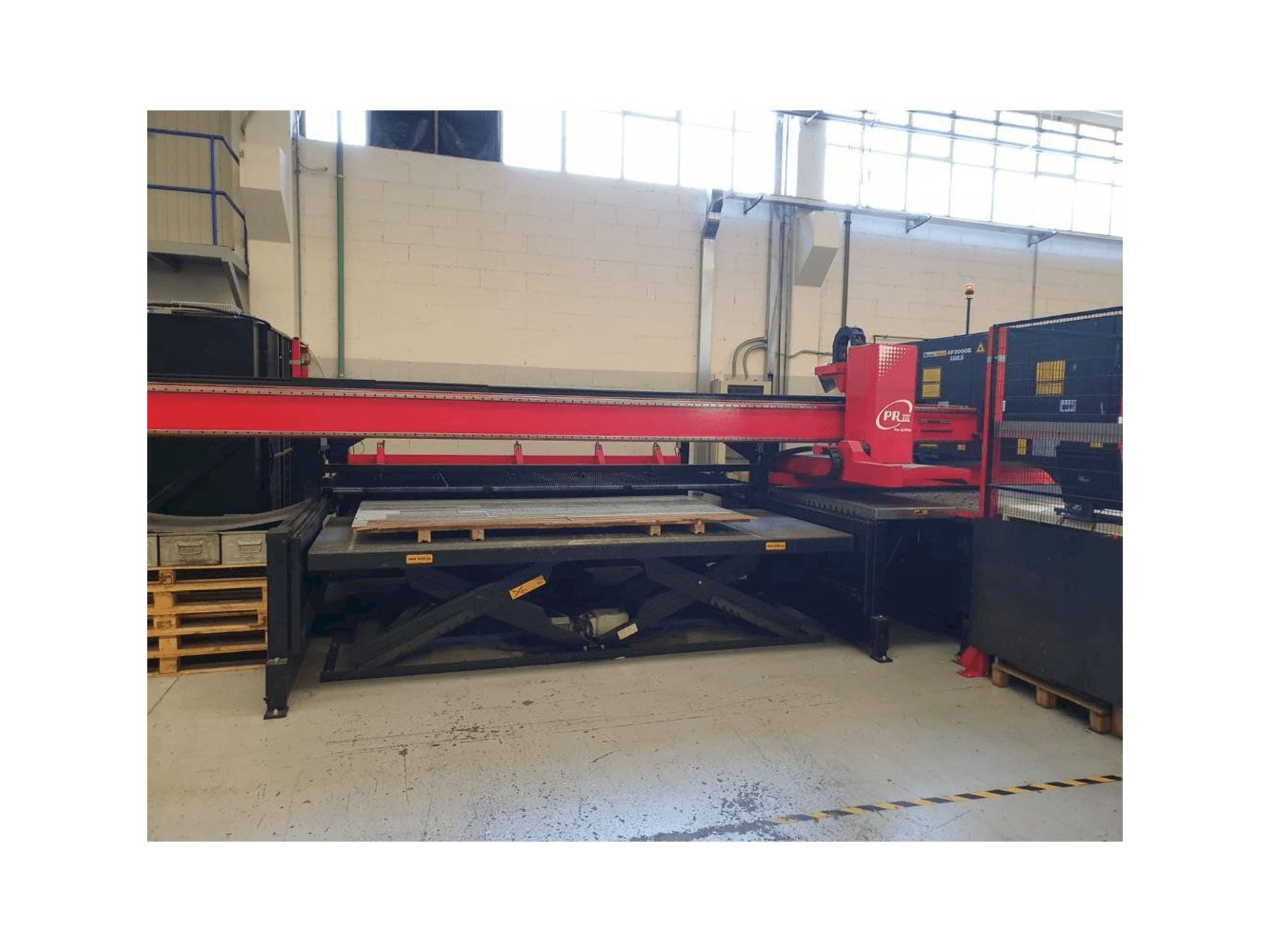 A AMADA LC 2415 ALFA IV gép elölnézete