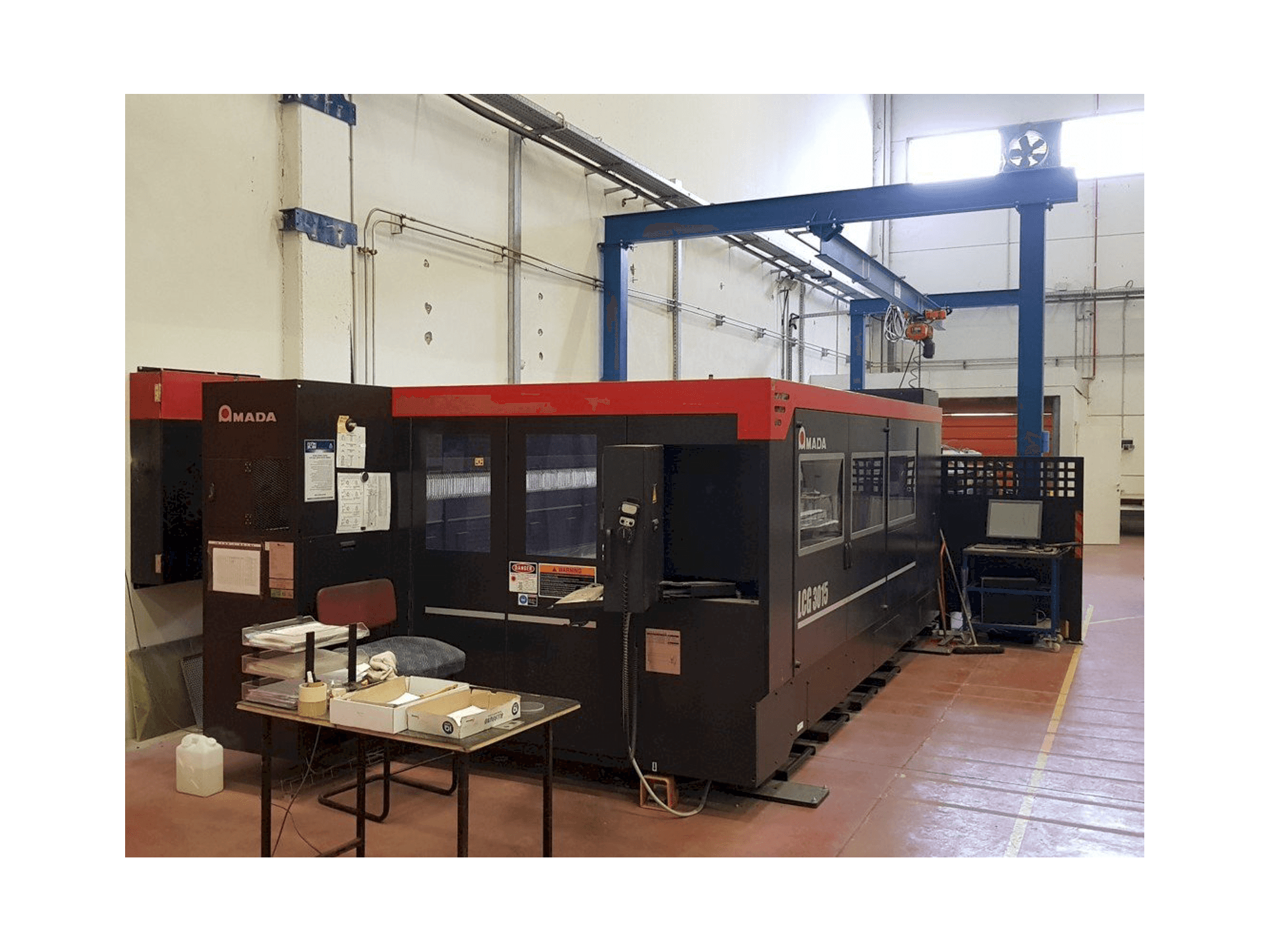 A AMADA Lcg 3015 gép elölnézete