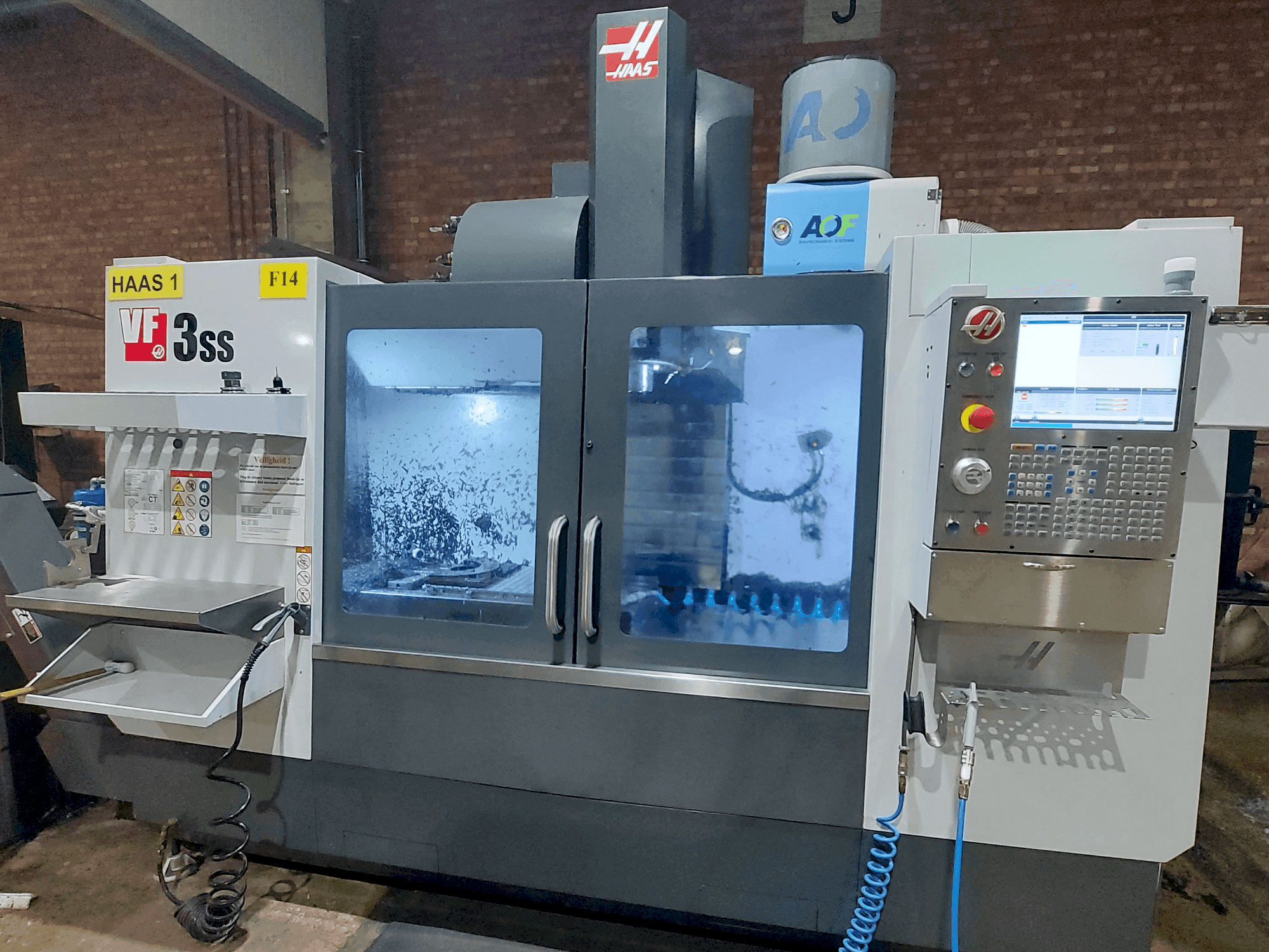 A HAAS VF-3SS gép elölnézete