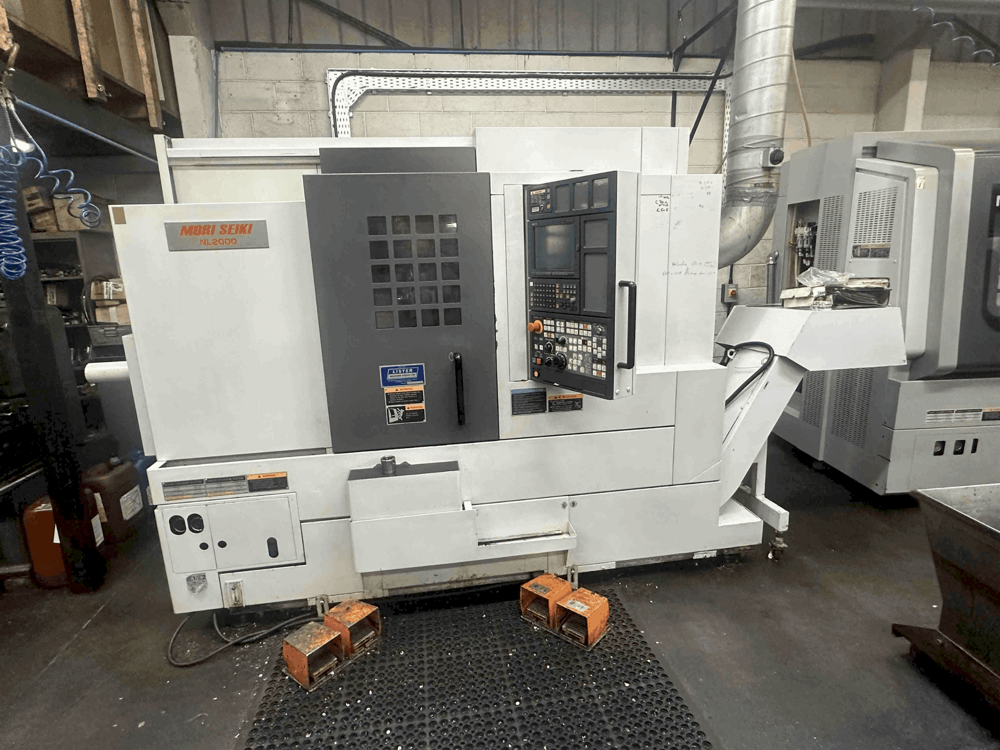 A MORI SEIKI NL2000SY/500 gép elölnézete