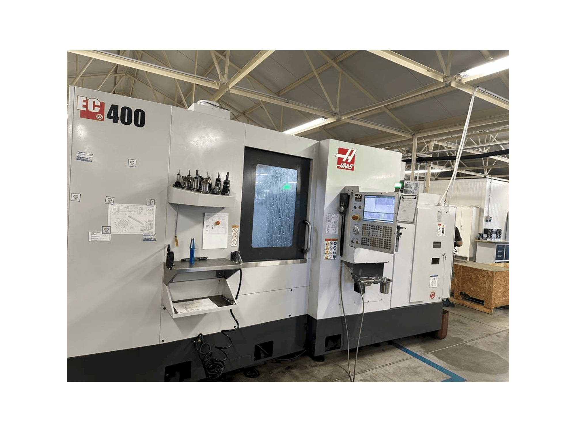 A HAAS EC-400 gép elölnézete
