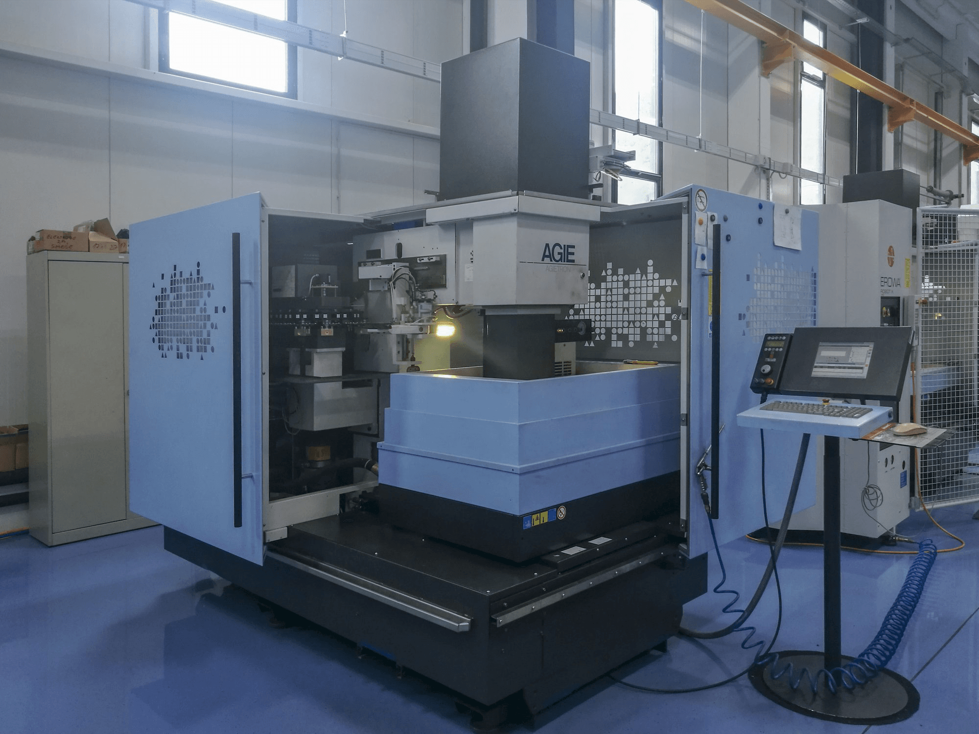 A AGIE AGIETRON INNOVATION 2 gép elölnézete