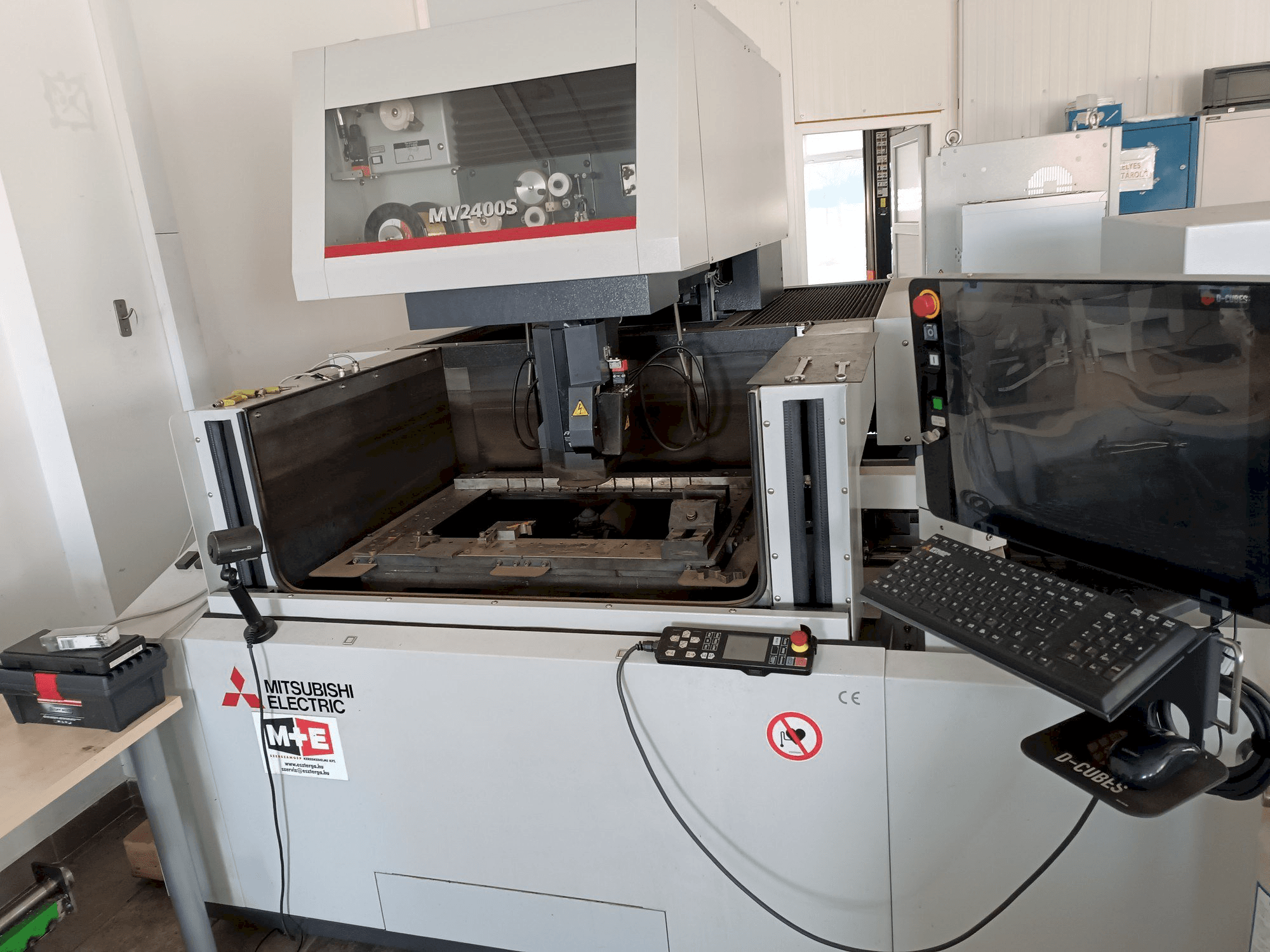 A Mitsubishi MV2400S gép elölnézete