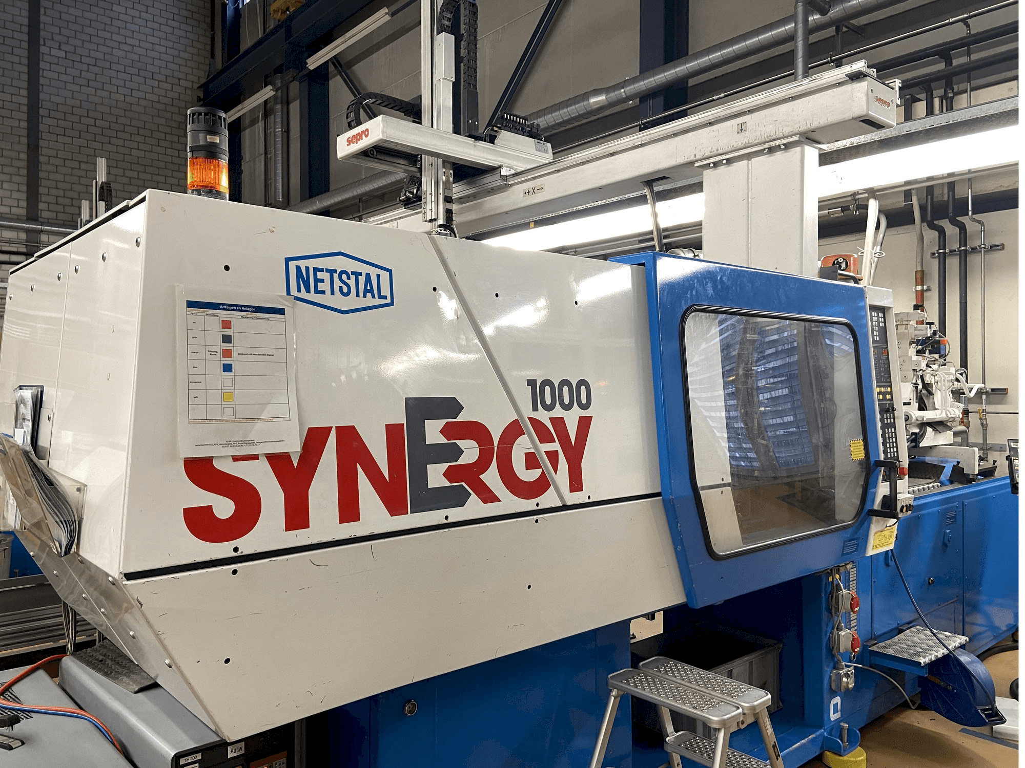 A Netstal SYNERGY 1000-230 gép elölnézete