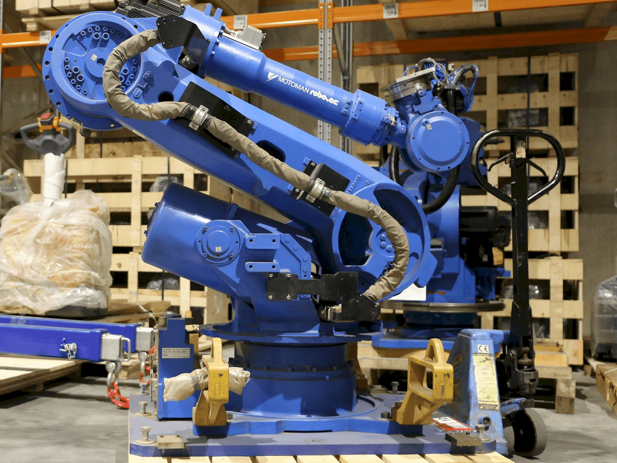 A Yaskawa Motoman ES165 gép oldalnézete