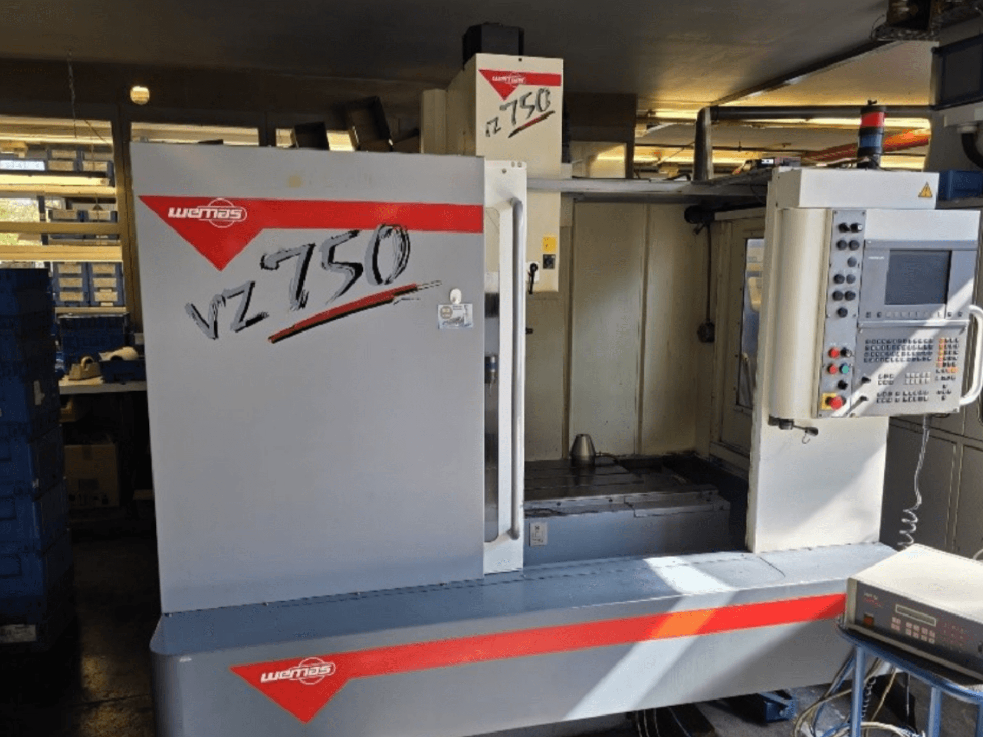 WEMAS VZ 750 CENTURY függőleges megmunkálóközpont, elölnézetben a vezérlőpanel és a munkaterület.