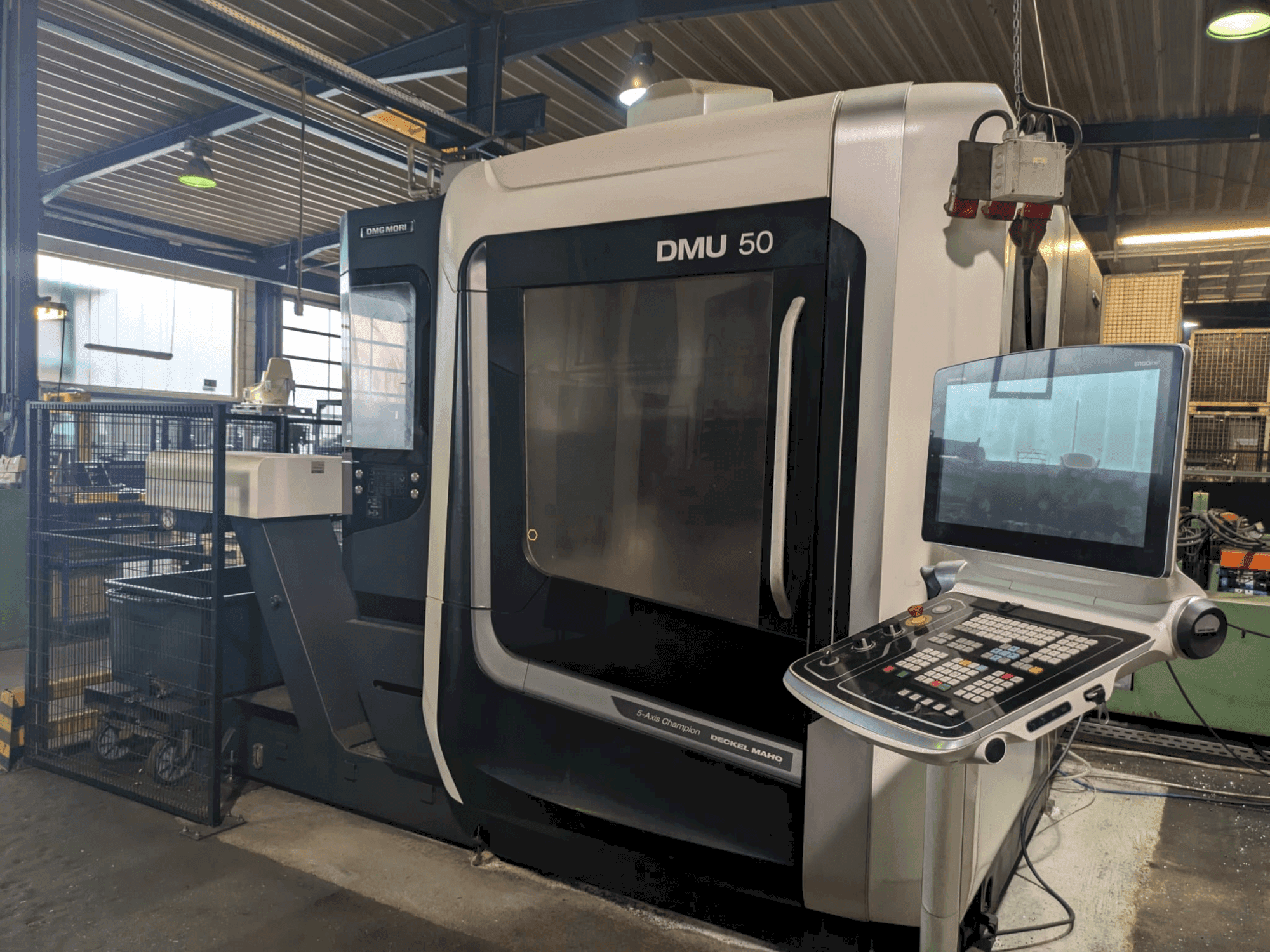 A DMG MORI DMU 50 3rd Gen gép elölnézete