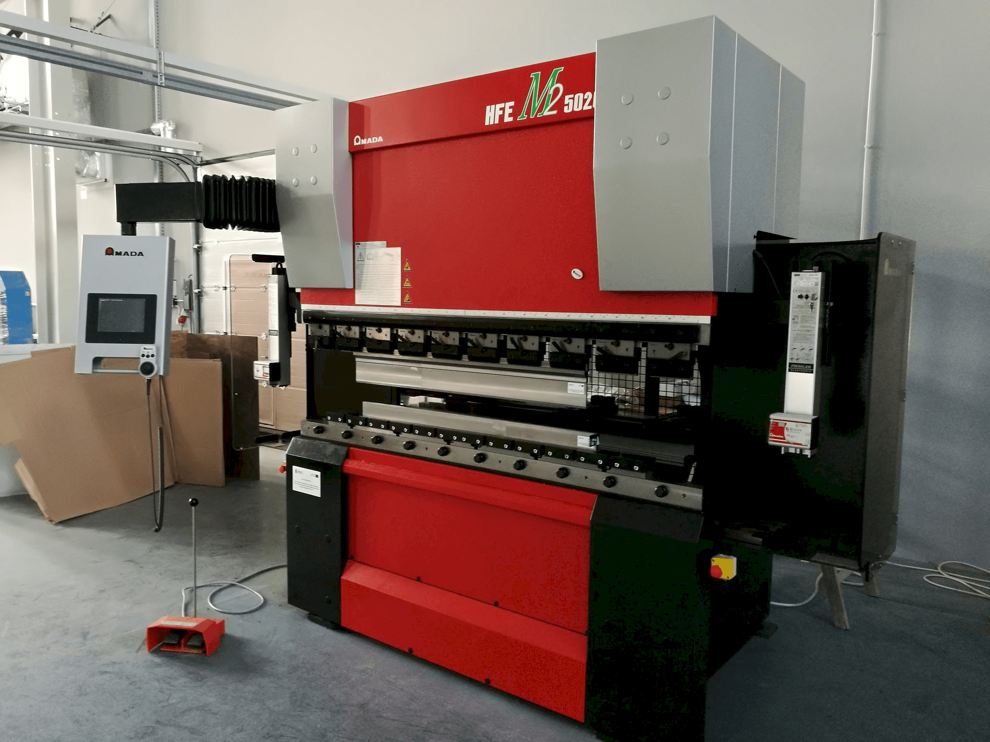 A AMADA HFE M2 5020 gép elölnézete