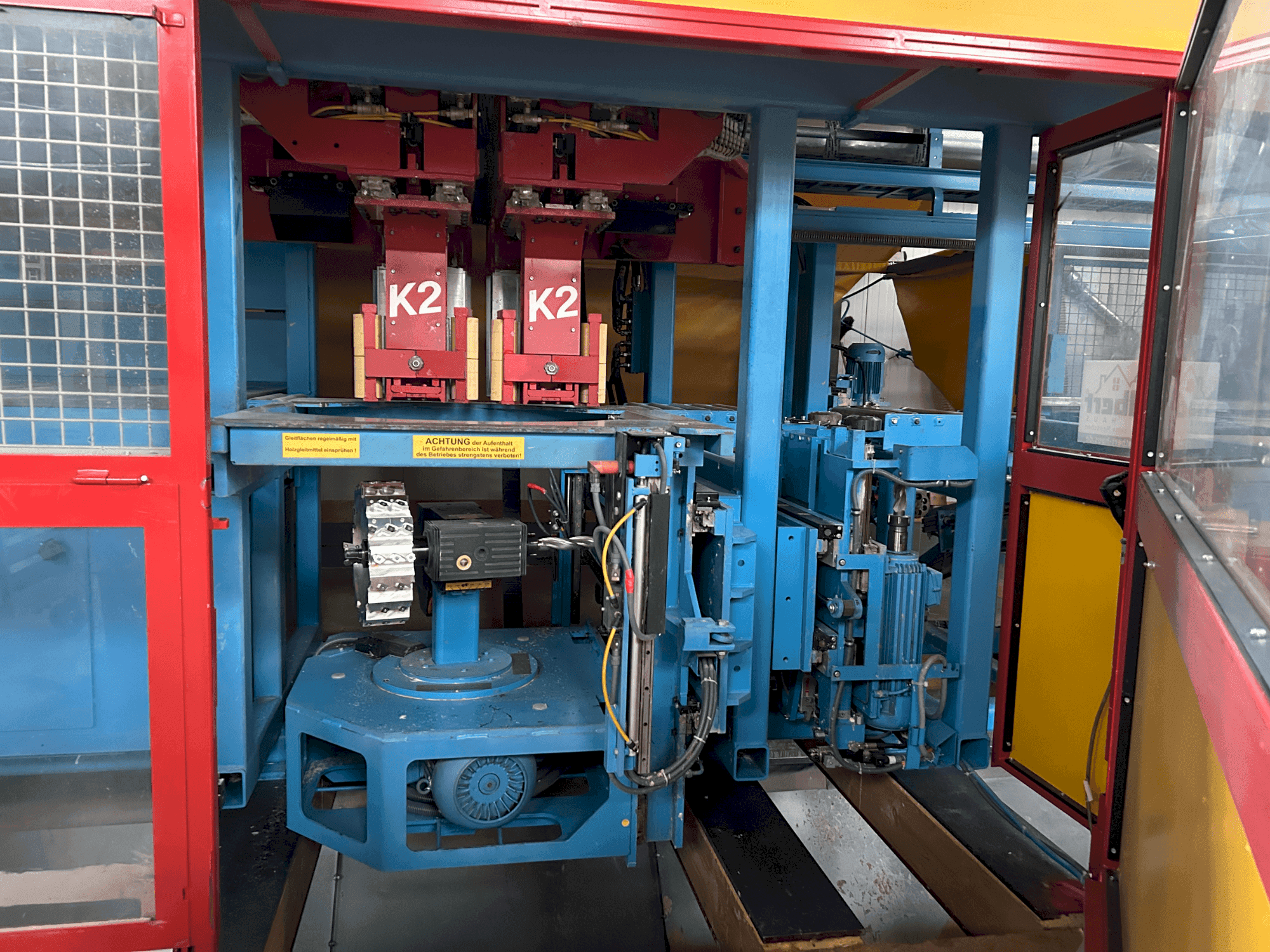 A HUNDEGGER K2-5-450 gép elölnézete