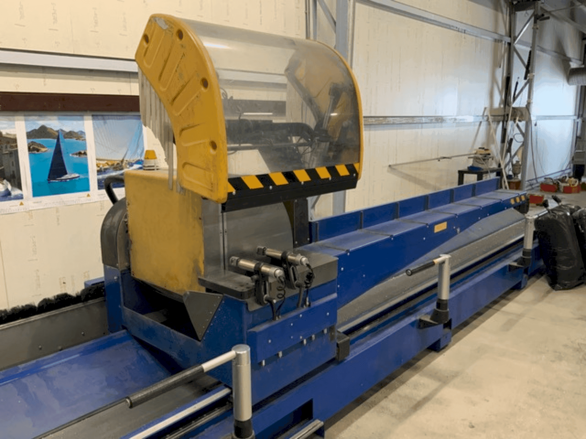 A SCHÜCO PDG e-Cut 600 gép elölnézete