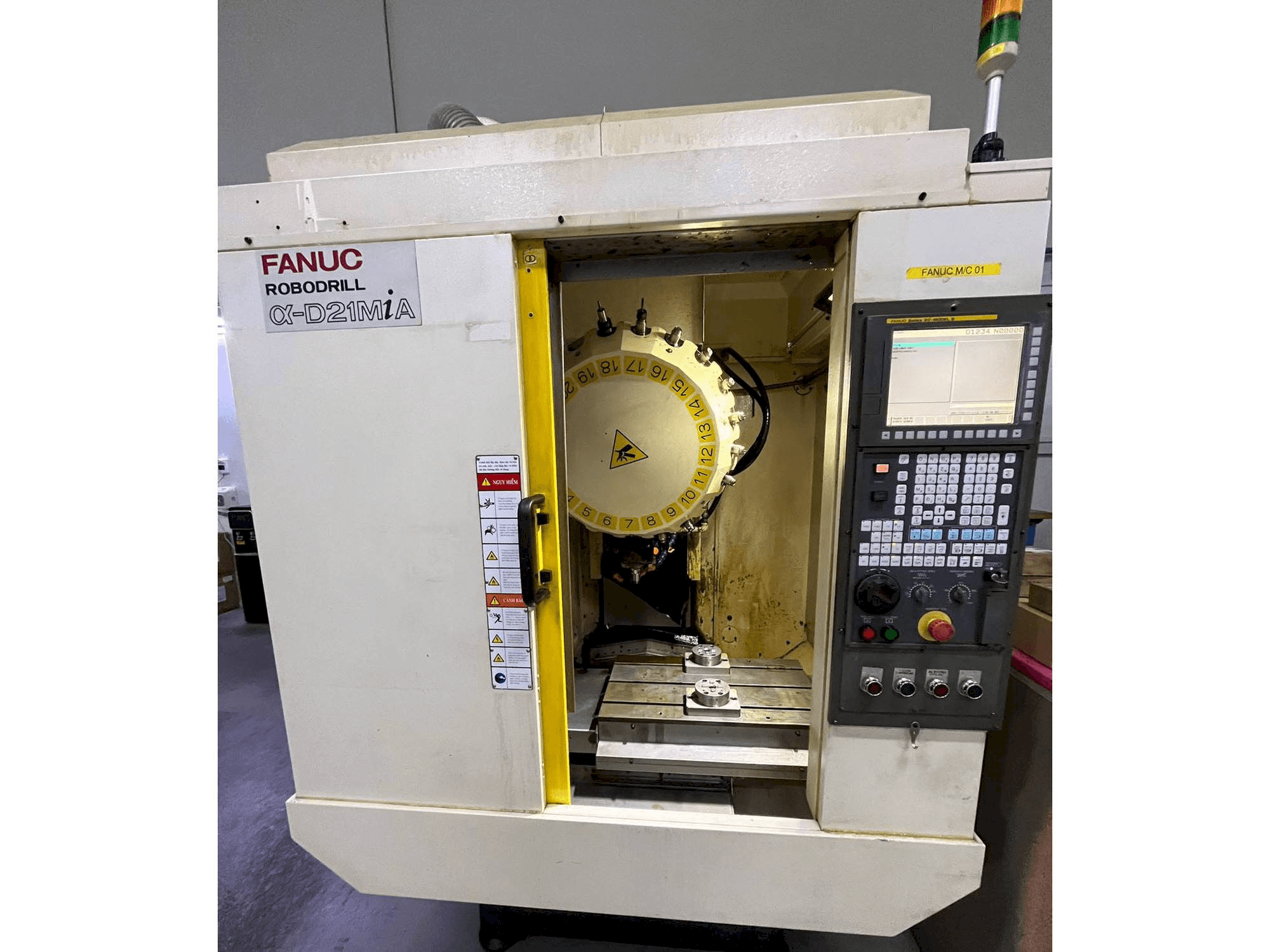 A FANUC ROBODRILL A-D21MiA gép elölnézete