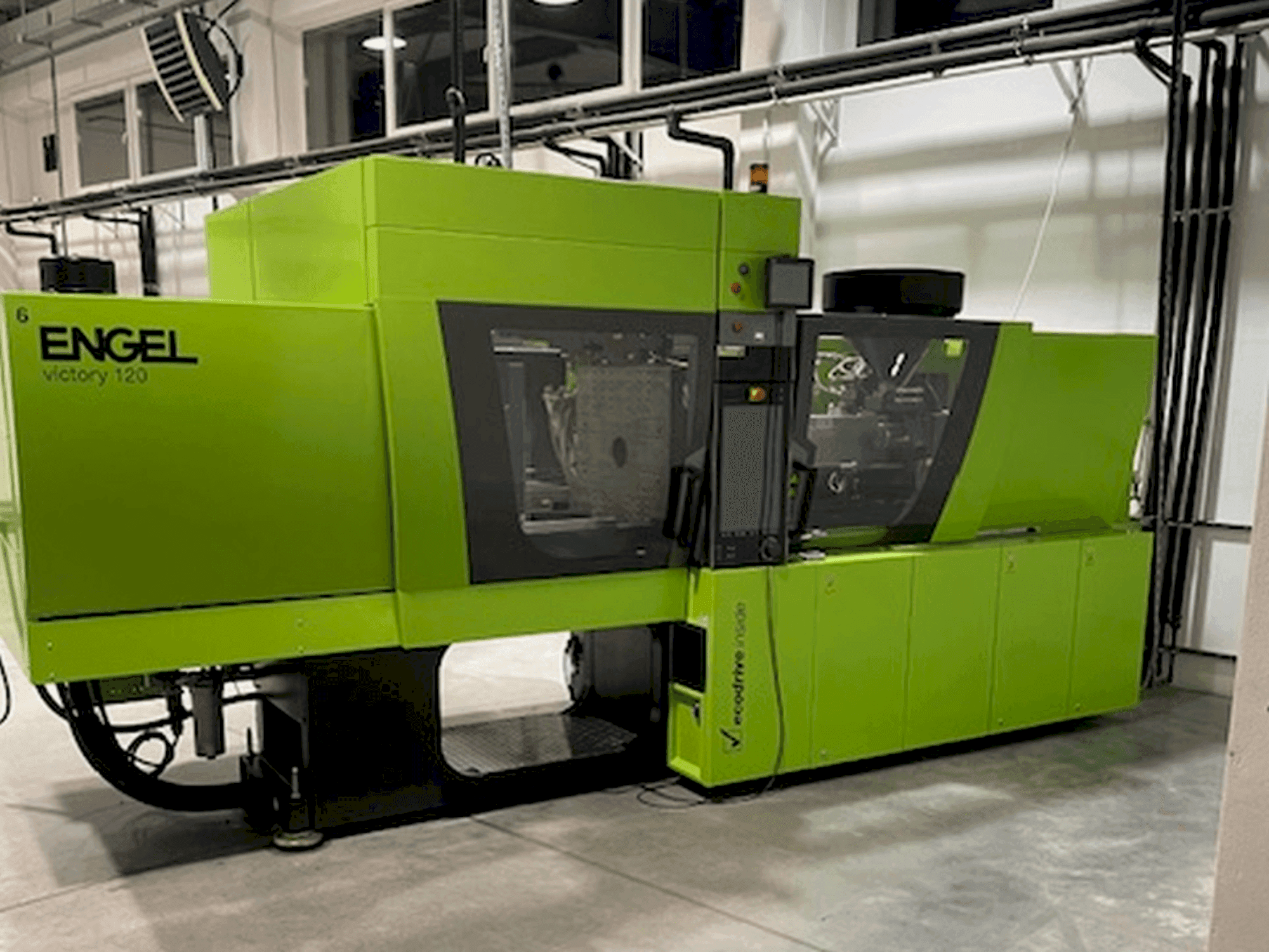 A Engel Victory 650/120 tech gép elölnézete