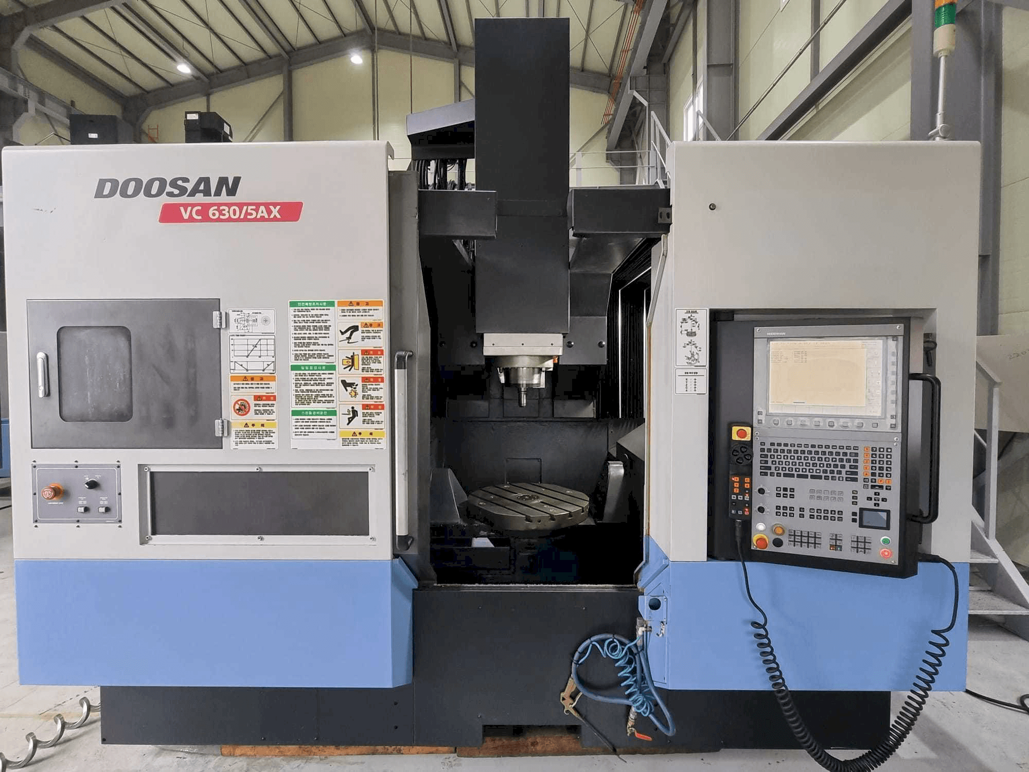 A Doosan VC630/5AX gép elölnézete