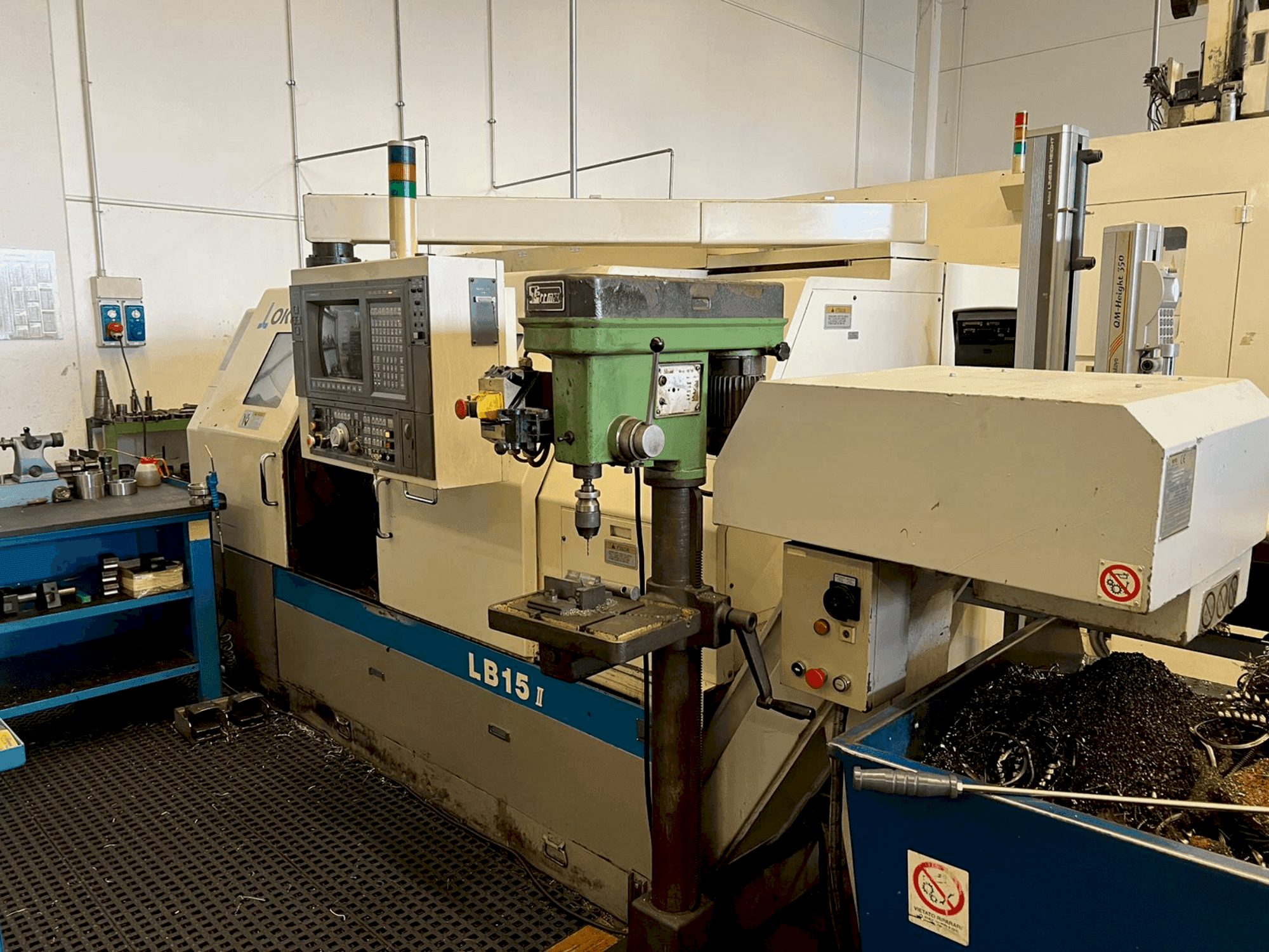 A Okuma LB15-II gép elölnézete