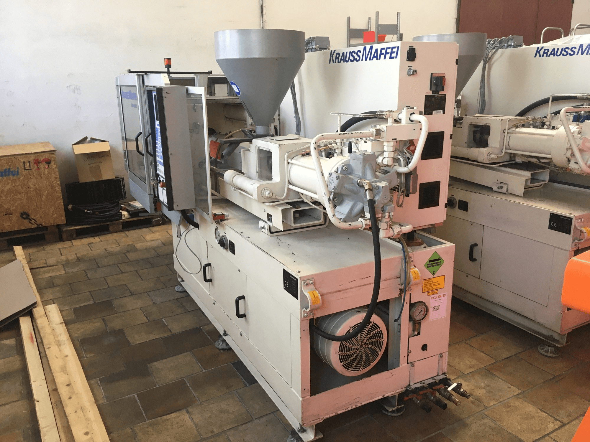 A Krauss Maffei 80/390 C2 gép oldalnézete