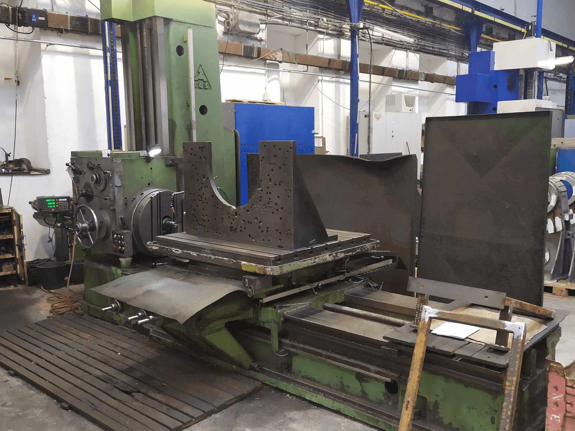 A TOS H 100 gép elölnézete